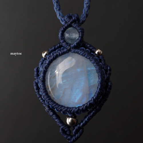 ３つのレインボームーンストーンのマクラメネックレス 宝石質レインボームーンストーン（ホワイトラブラドライト）のマクラメ