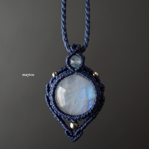 宝石質レインボームーンストーン（ホワイトラブラドライト）のマクラメ