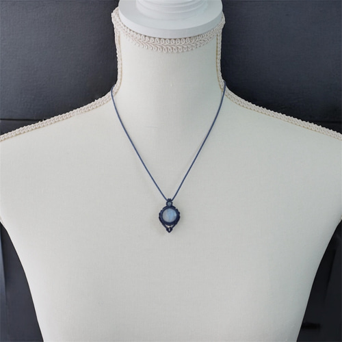 宝石質レインボームーンストーン（ホワイトラブラドライト）のマクラメ