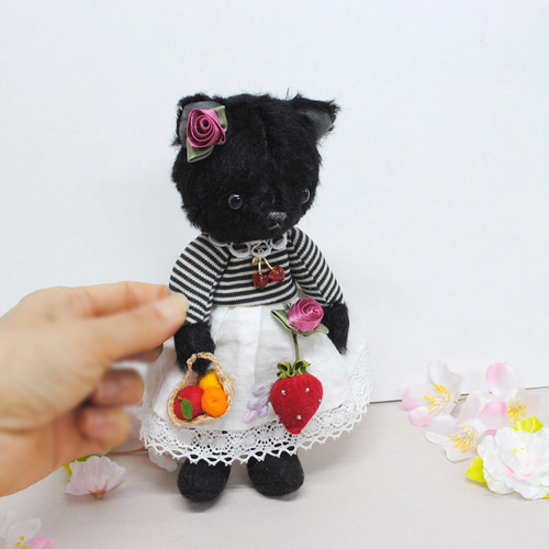 ふわふわ♡黒猫スイーツちゃん♡子猫♡アートドール♡ぬいぐるみ♡ 黒猫ちゃん-フルーツづくし 18cm リネンのスカート ぬいぐるみ すずき