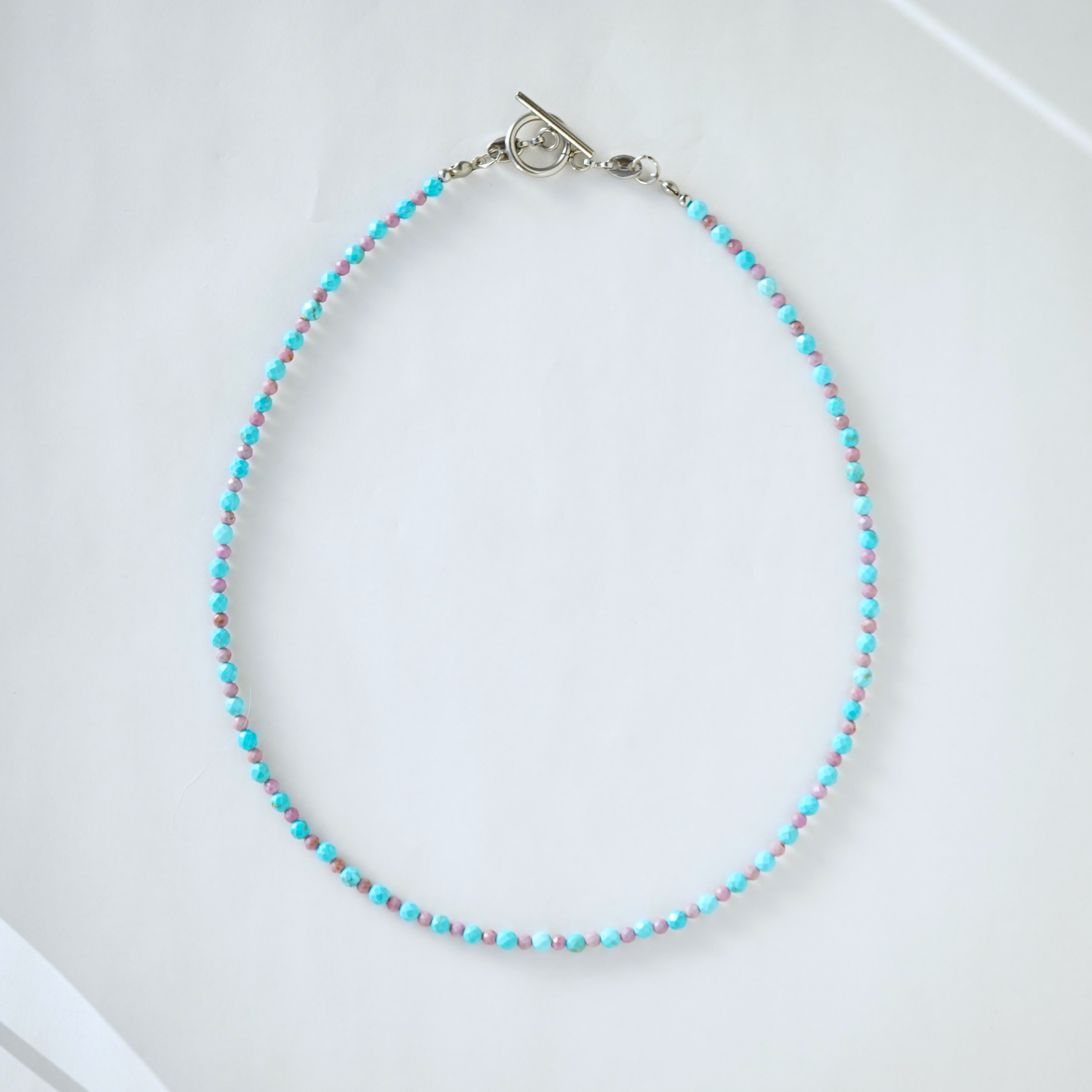 ターコイズブルー　マグネサイトターコイズとフォスフォシデライトのネックレス　ビーズネックレス　サージカルステンレス