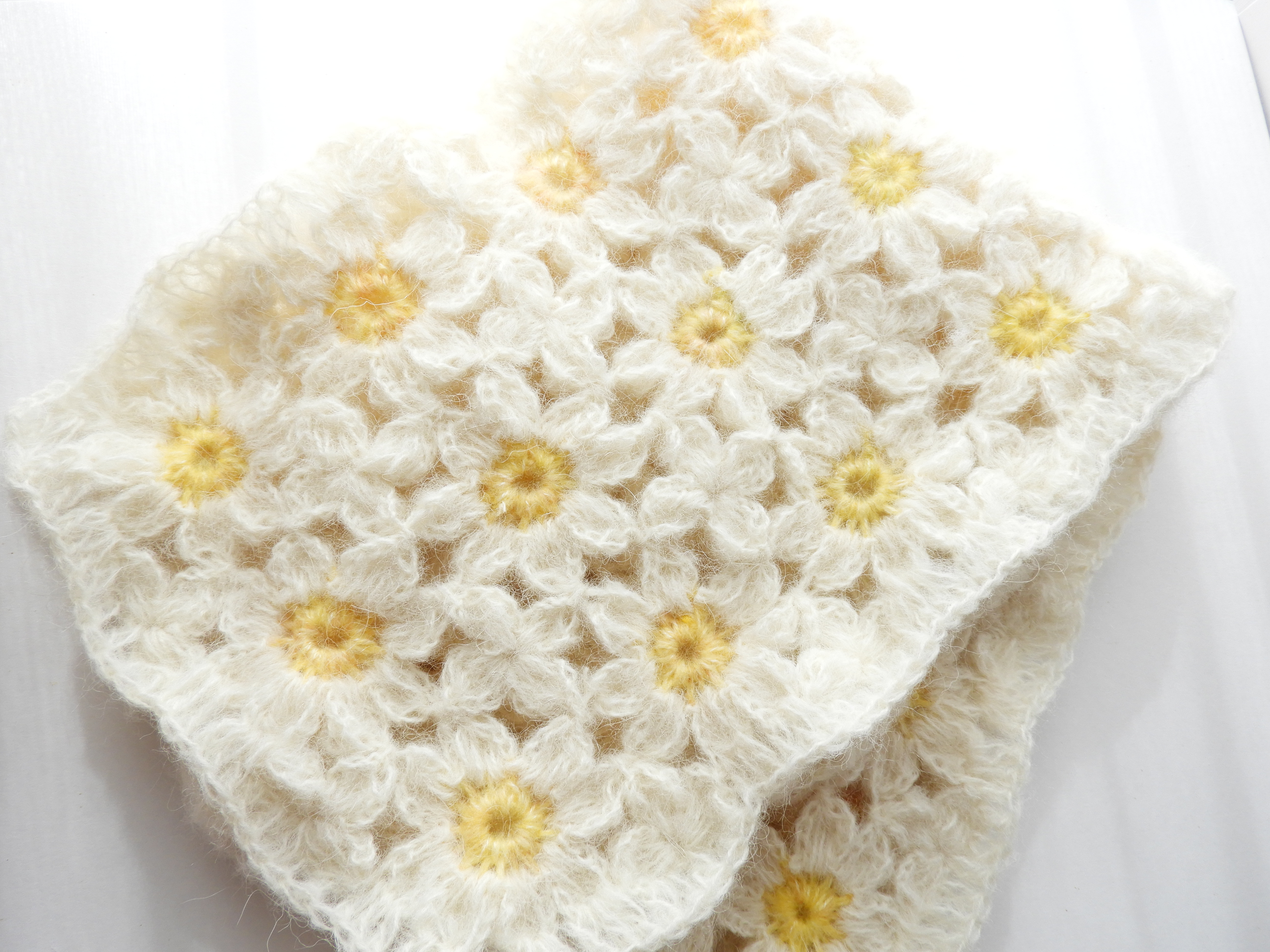 新作マフラーマーガレット大人可愛い 長め　お花モチーフ編み（お花３列）ちくちくしないアルパカ75%