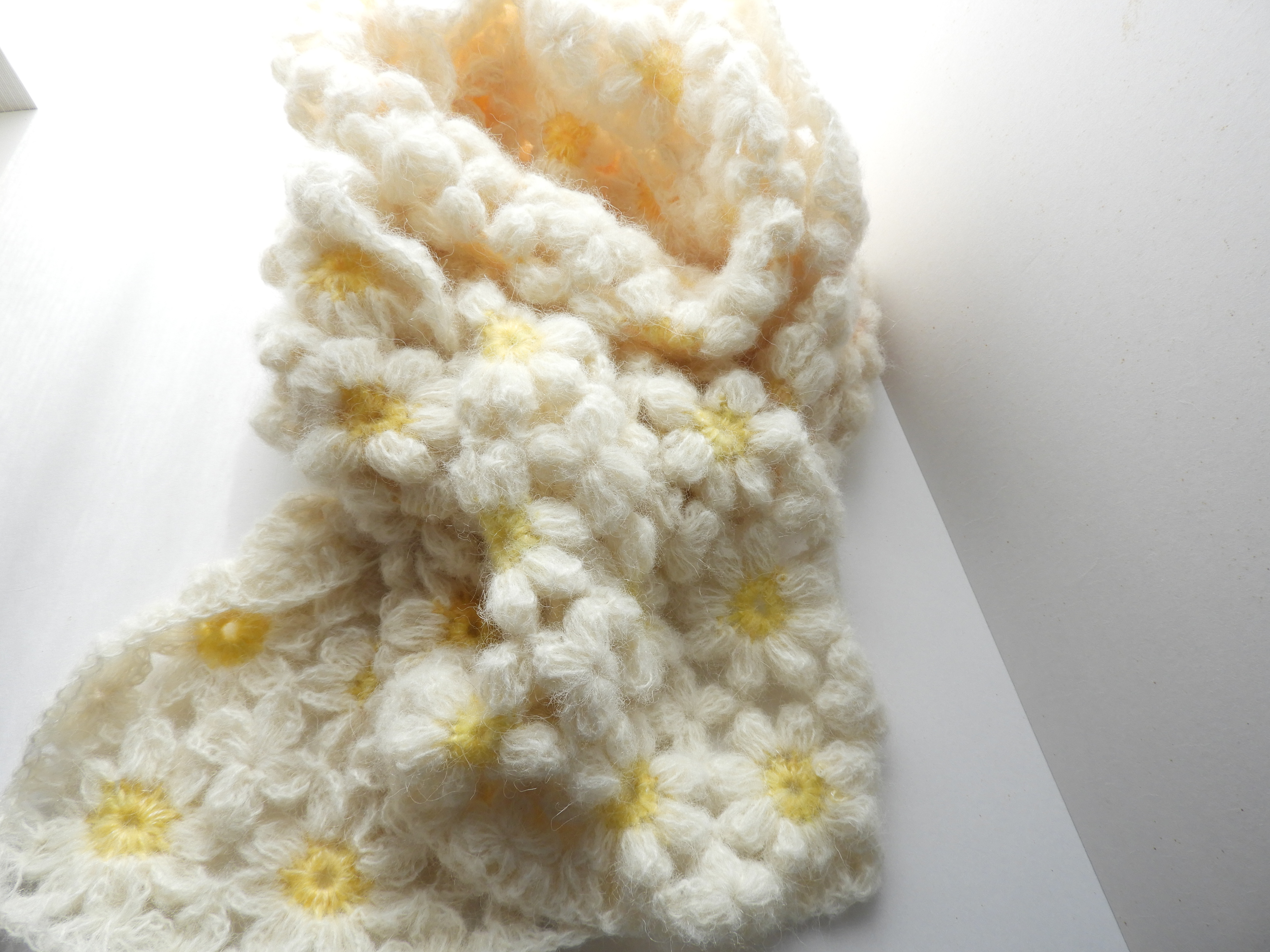 新作マフラーマーガレット大人可愛い 長め　お花モチーフ編み（お花３列）ちくちくしないアルパカ75%