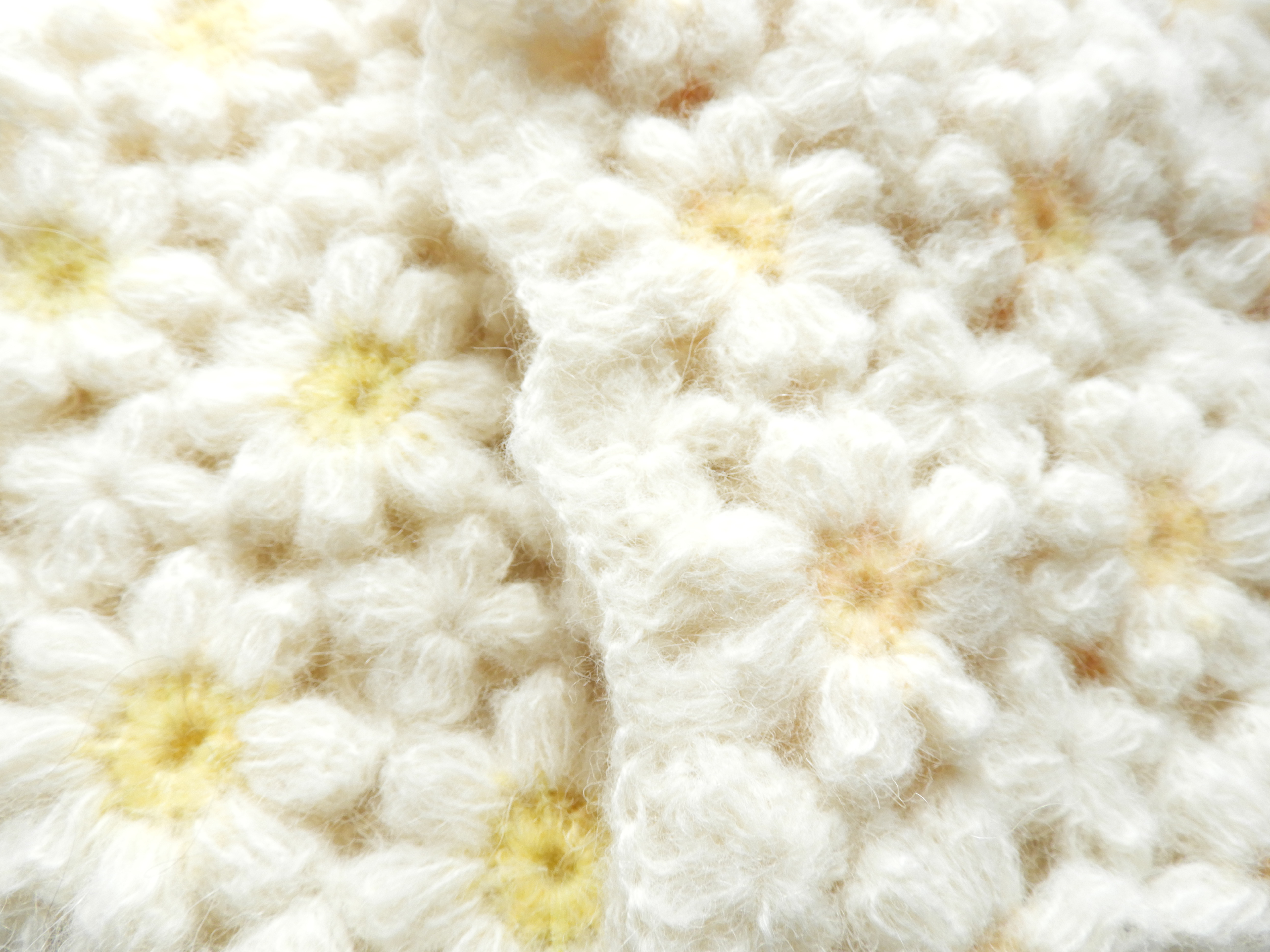 新作マフラーマーガレット大人可愛い 長め　お花モチーフ編み（お花３列）ちくちくしないアルパカ75%