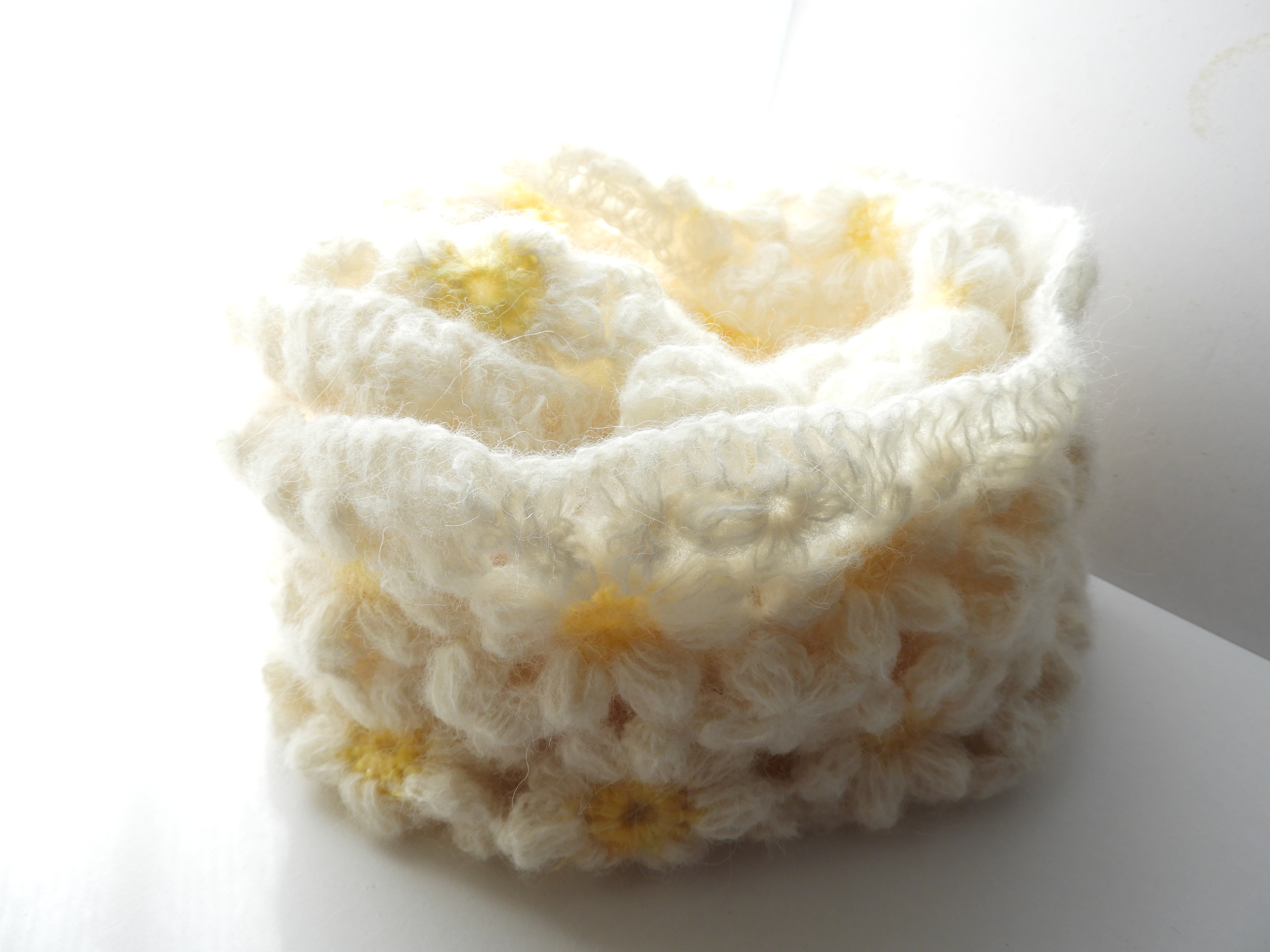 新作マフラーマーガレット大人可愛い 長め　お花モチーフ編み（お花３列）ちくちくしないアルパカ75%