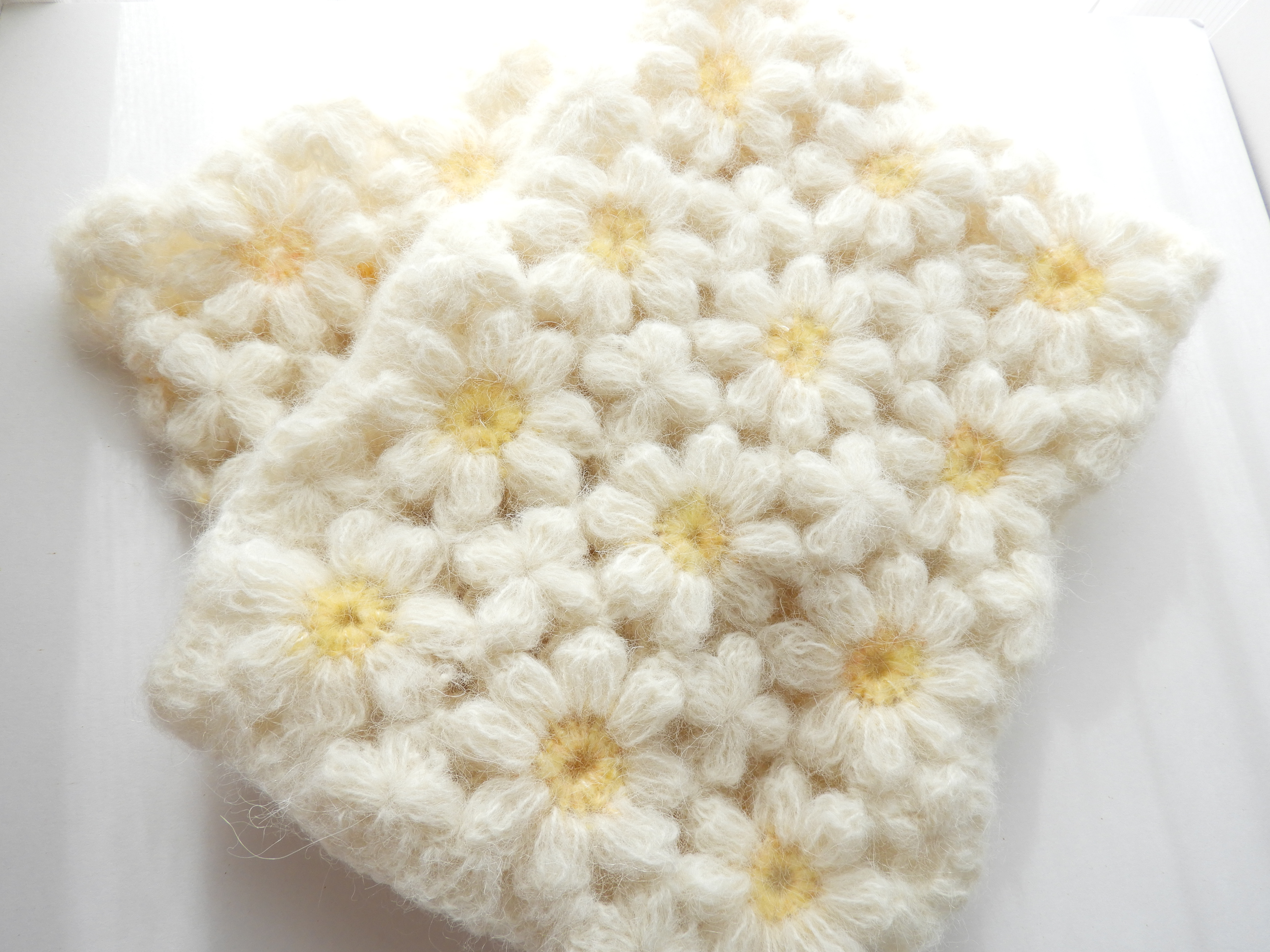 新作マフラーマーガレット大人可愛い 長め　お花モチーフ編み（お花３列）ちくちくしないアルパカ75%