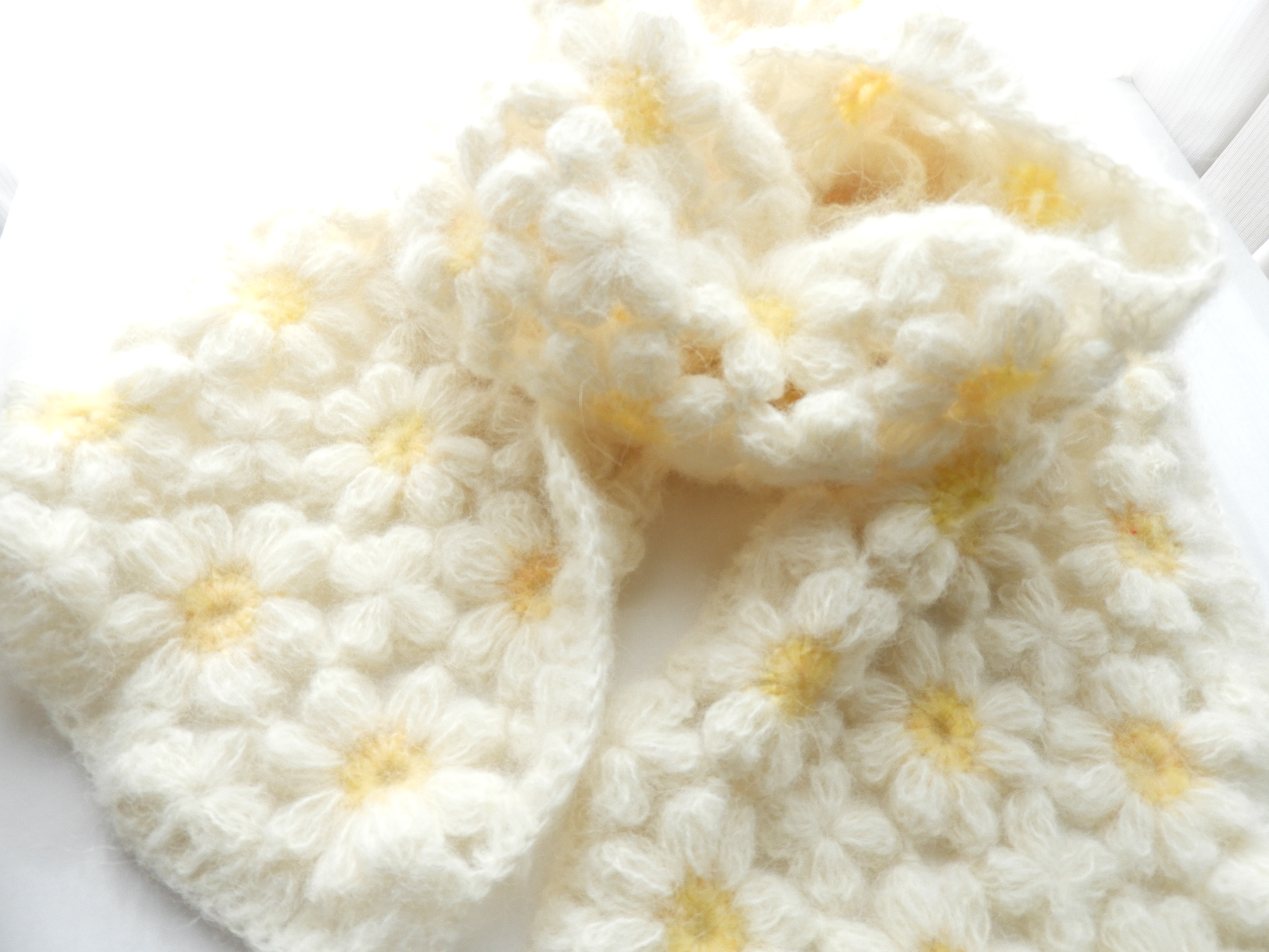 新作マフラーマーガレット大人可愛い 長め　お花モチーフ編み（お花３列）ちくちくしないアルパカ75%