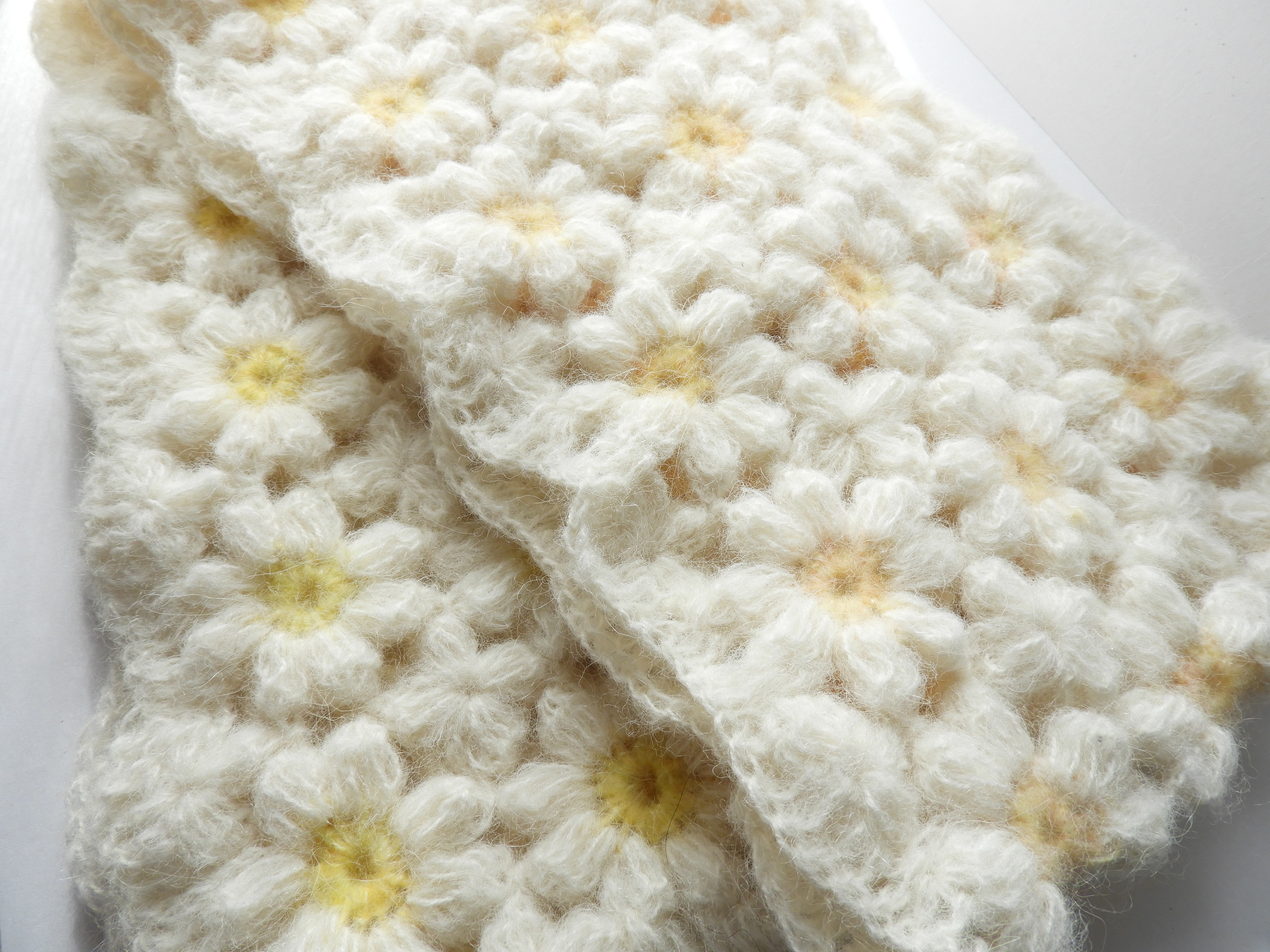 新作マフラーマーガレット大人可愛い 長め　お花モチーフ編み（お花３列）ちくちくしないアルパカ75%