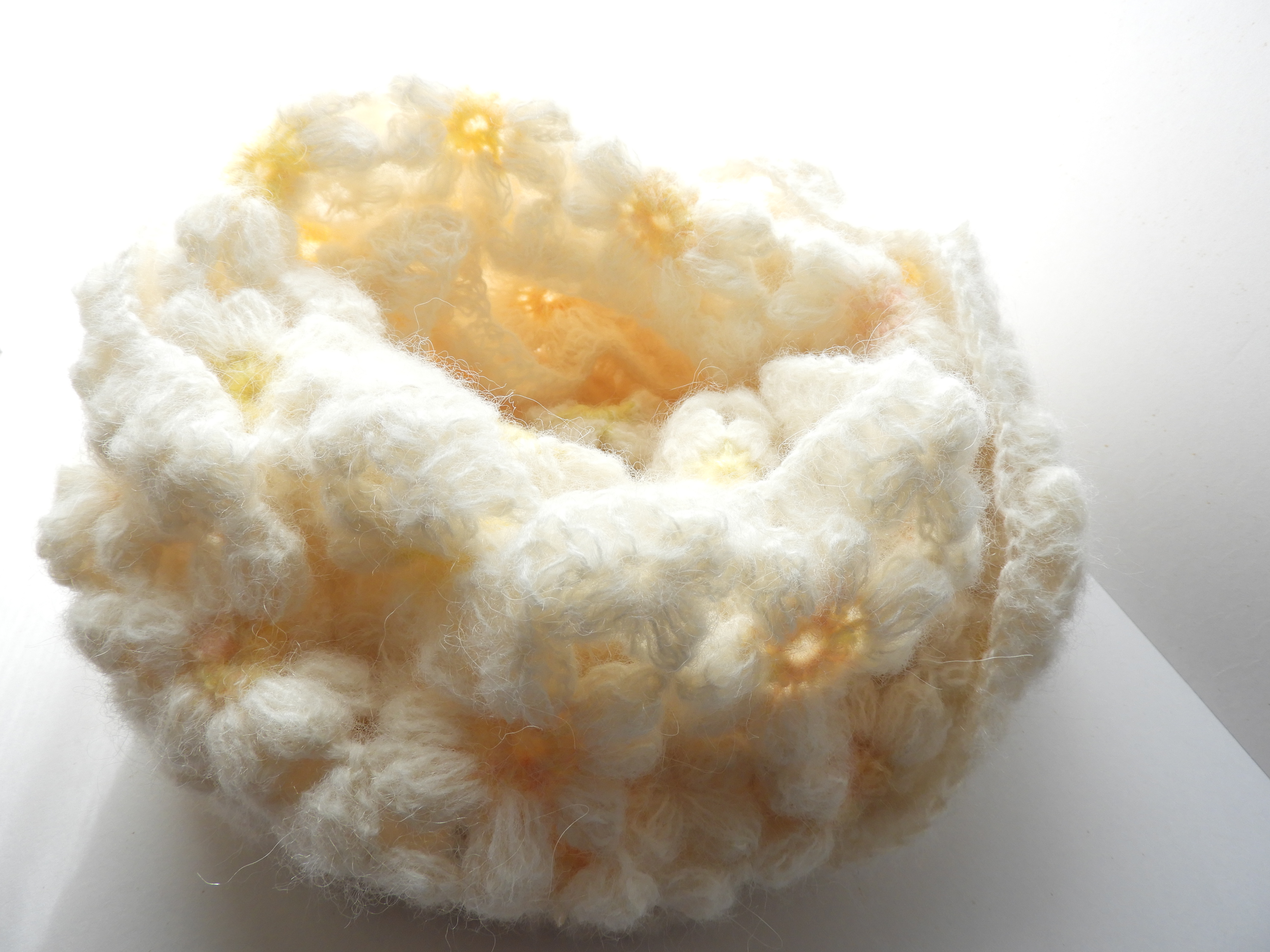 新作マフラーマーガレット大人可愛い 長め　お花モチーフ編み（お花３列）ちくちくしないアルパカ75%