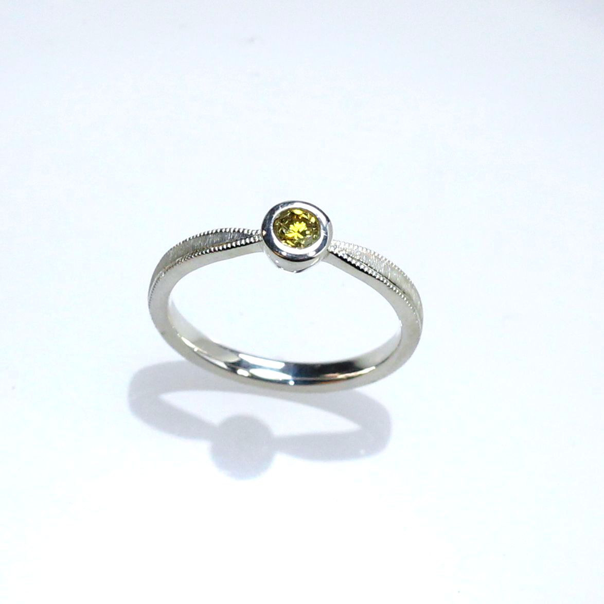 Pt900 ファンシー ディープ イエローダイヤモンドリング 0.166ct(中宝ソーティング付き)