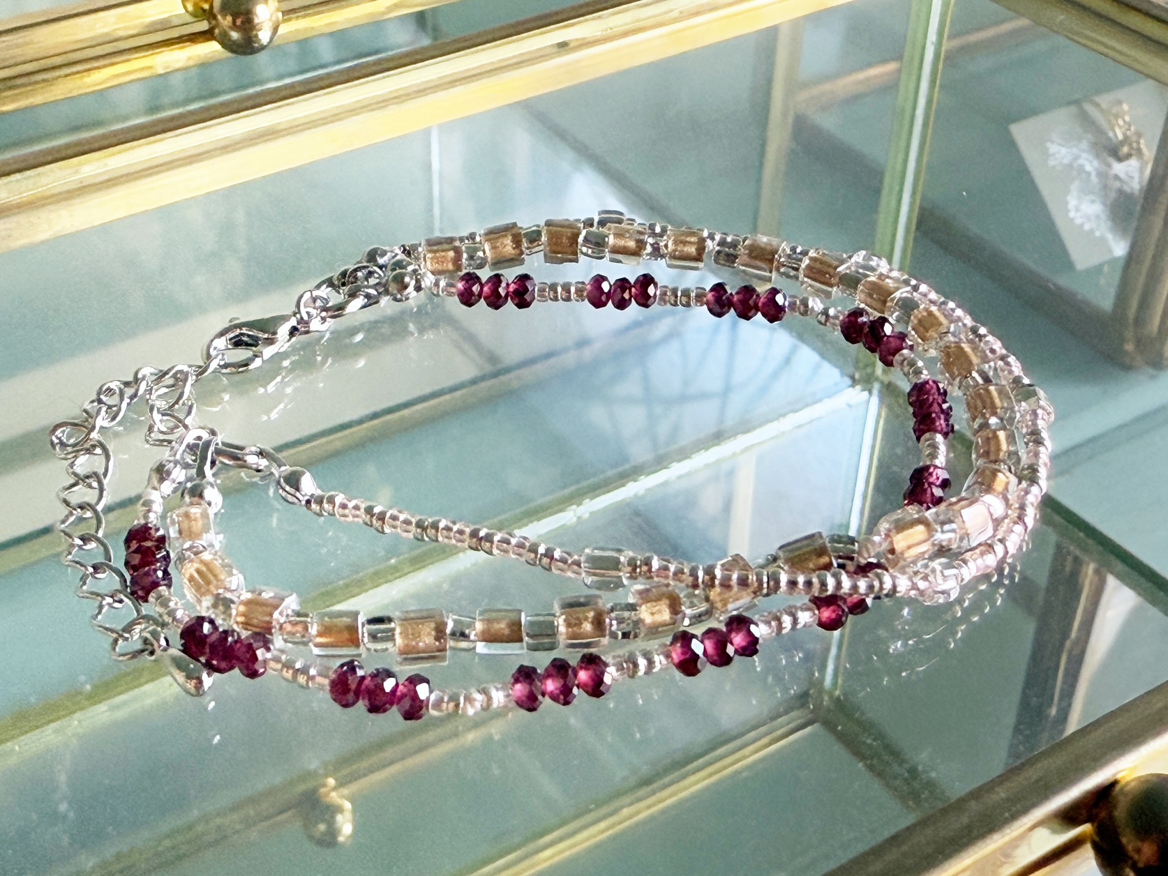 【1月の誕生石】積み重ねた時間に、静かな輝きを。きらめくガーネット 3連ブレスレッド Vol.2