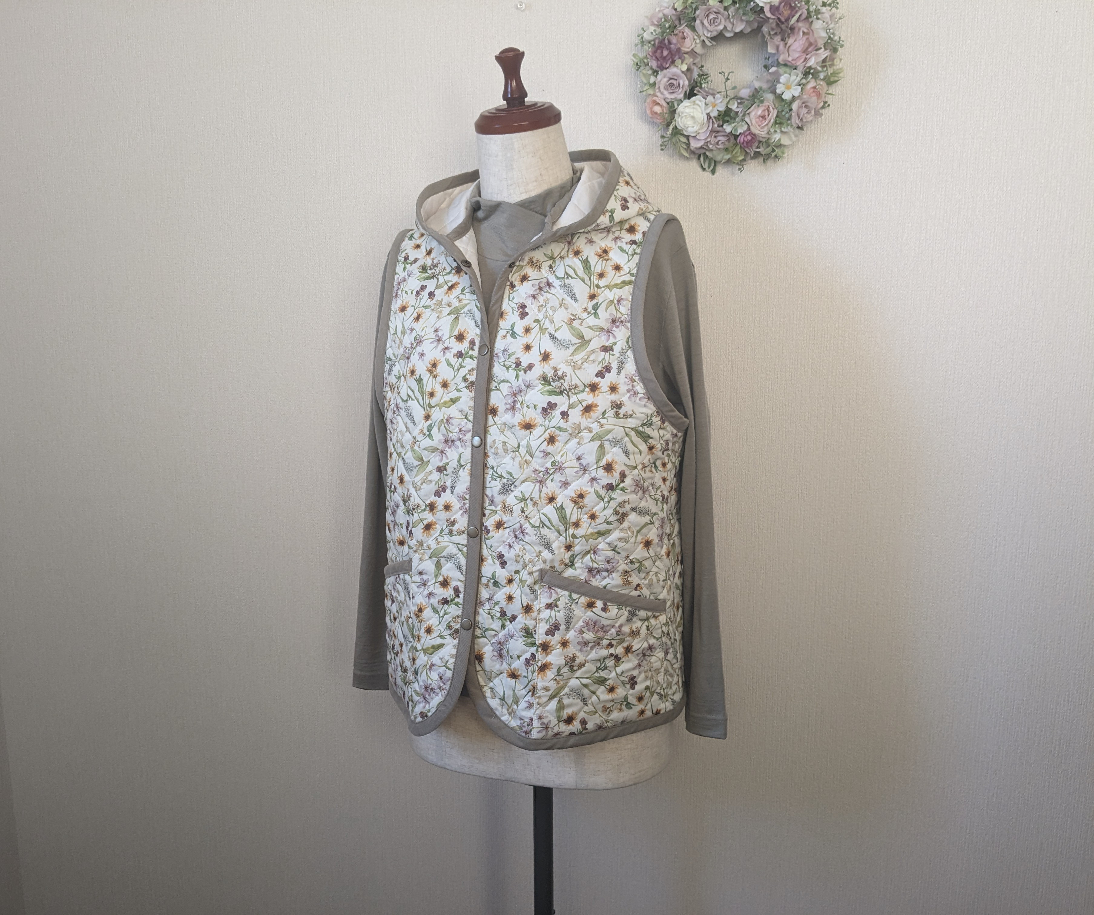 ☆現品限り　リバティ（プリマベーラ）キルティングベスト　軽くて暖か　フード付き　ボタニカル柄