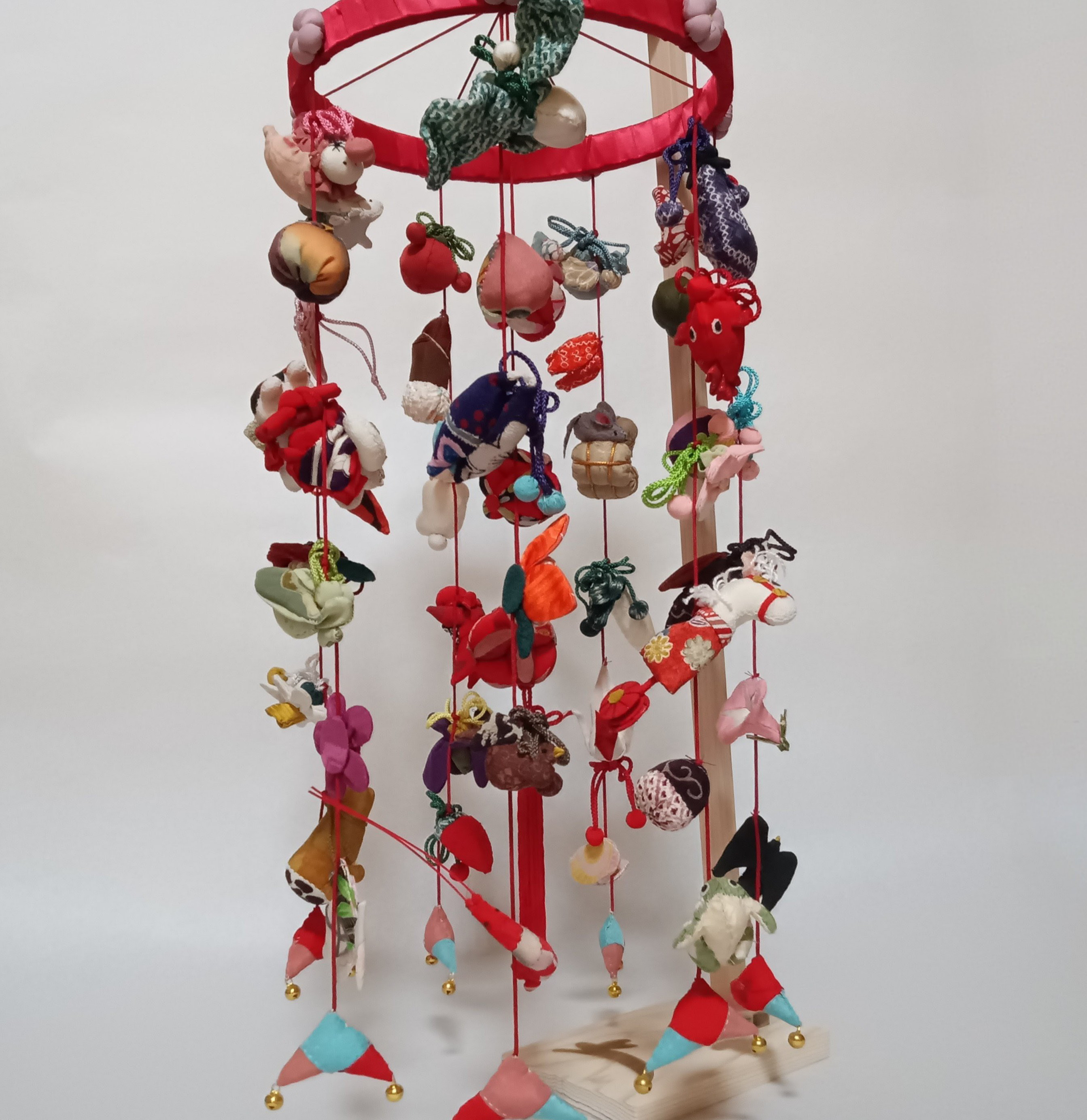 正絹ほぼ使用｜44種52個の細工物｜本格仕立ての小ぶり吊るし雛｜初節句・雛祭り