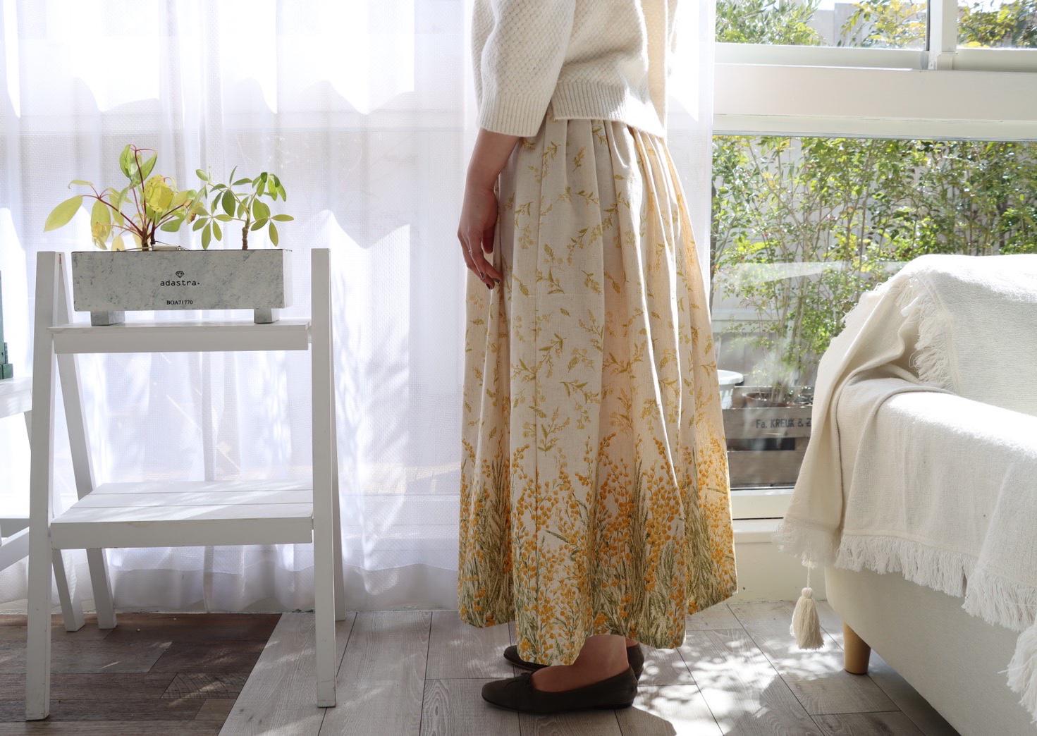 総丈90㎝／momen-t ミモザ柄／ロングギャザースカート／綿麻花柄スカート／春夏スカート／生成り