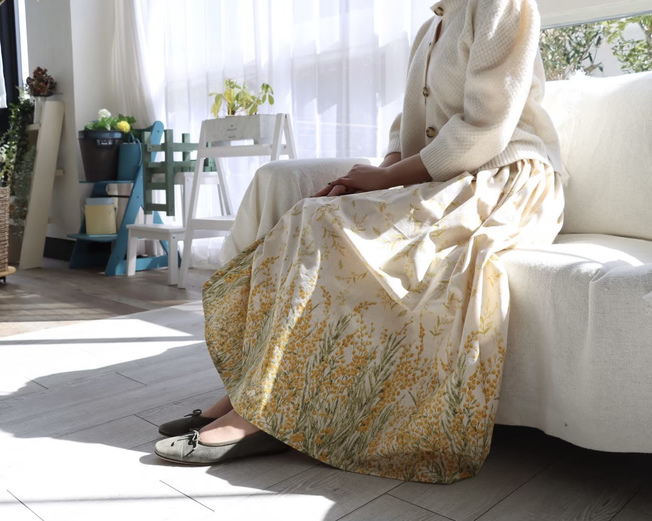 総丈90㎝／momen-t ミモザ柄／ロングギャザースカート／綿麻花柄スカート／春夏スカート／生成り