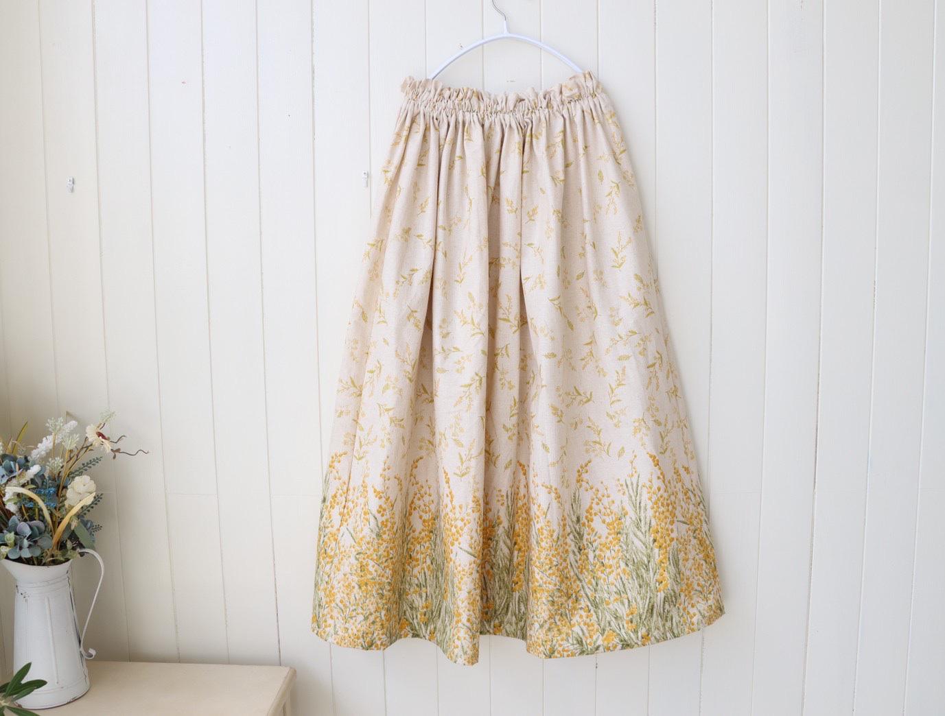 総丈90㎝／momen-t ミモザ柄／ロングギャザースカート／綿麻花柄スカート／春夏スカート／生成り