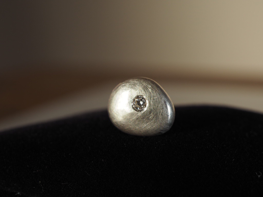 小石のピアス　（シルバー、ラボダイヤ）