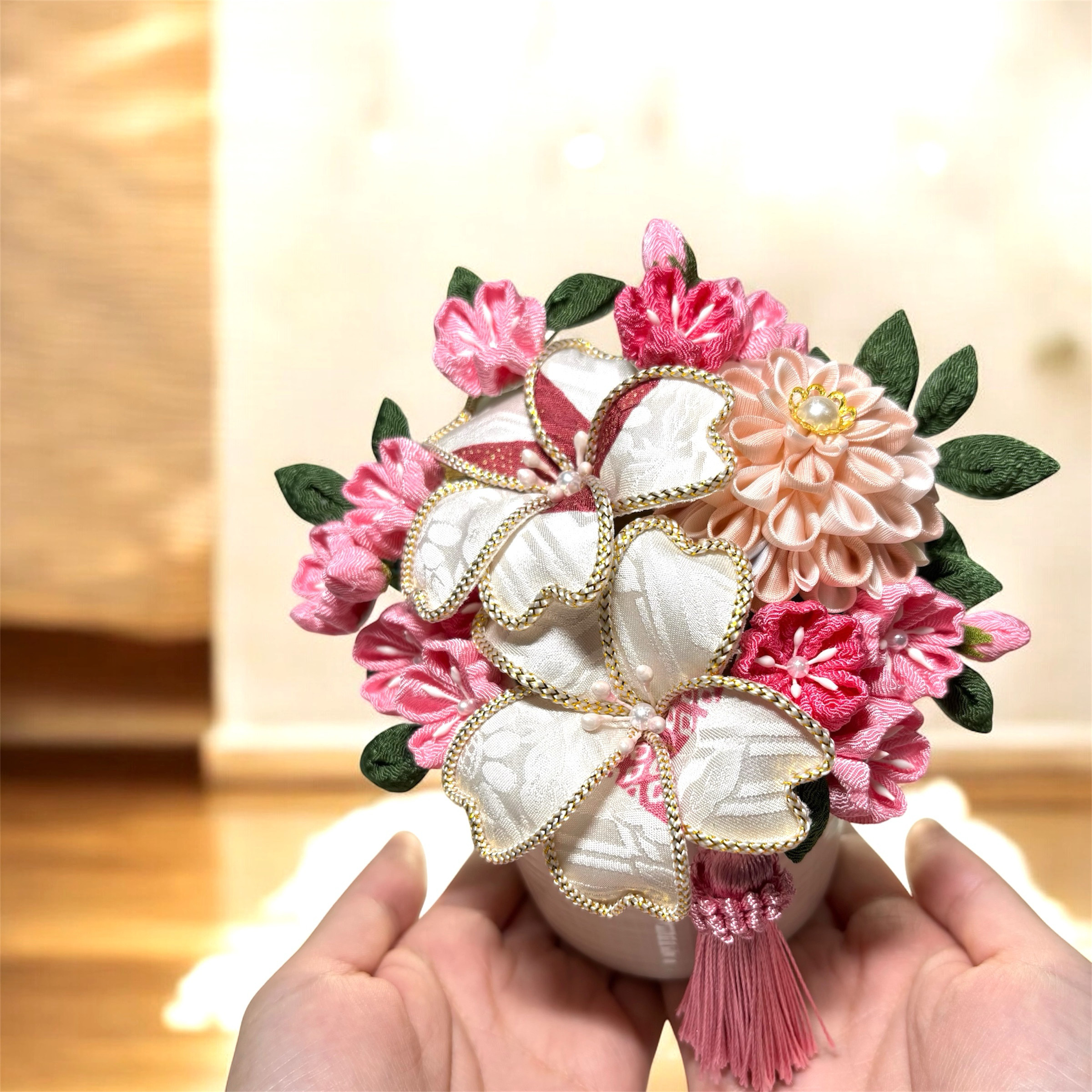 【つまみ細工  手のひら】『桜とダリア』 枯れない インテリア 玄関　卒業式　門出