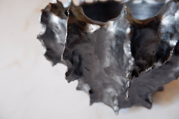 5号艶流紋黒襞鉢385　塊根植物　多肉植物　アガベ　盆栽　植木鉢　作家鉢　鉢台　沖縄 2枚目の画像