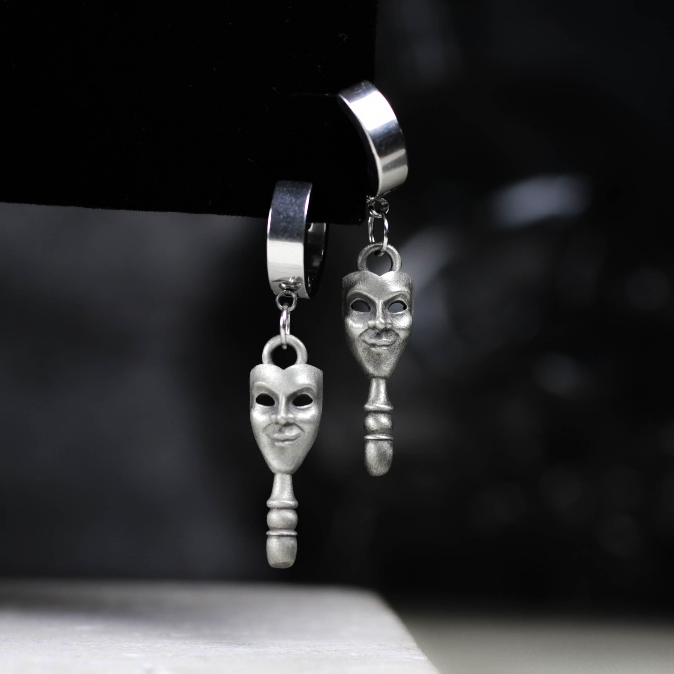 ハンドメイドゴシックマスクダングルイヤリング - オルタナティブファッションのための神秘的なシルバートーンシアターマスク
