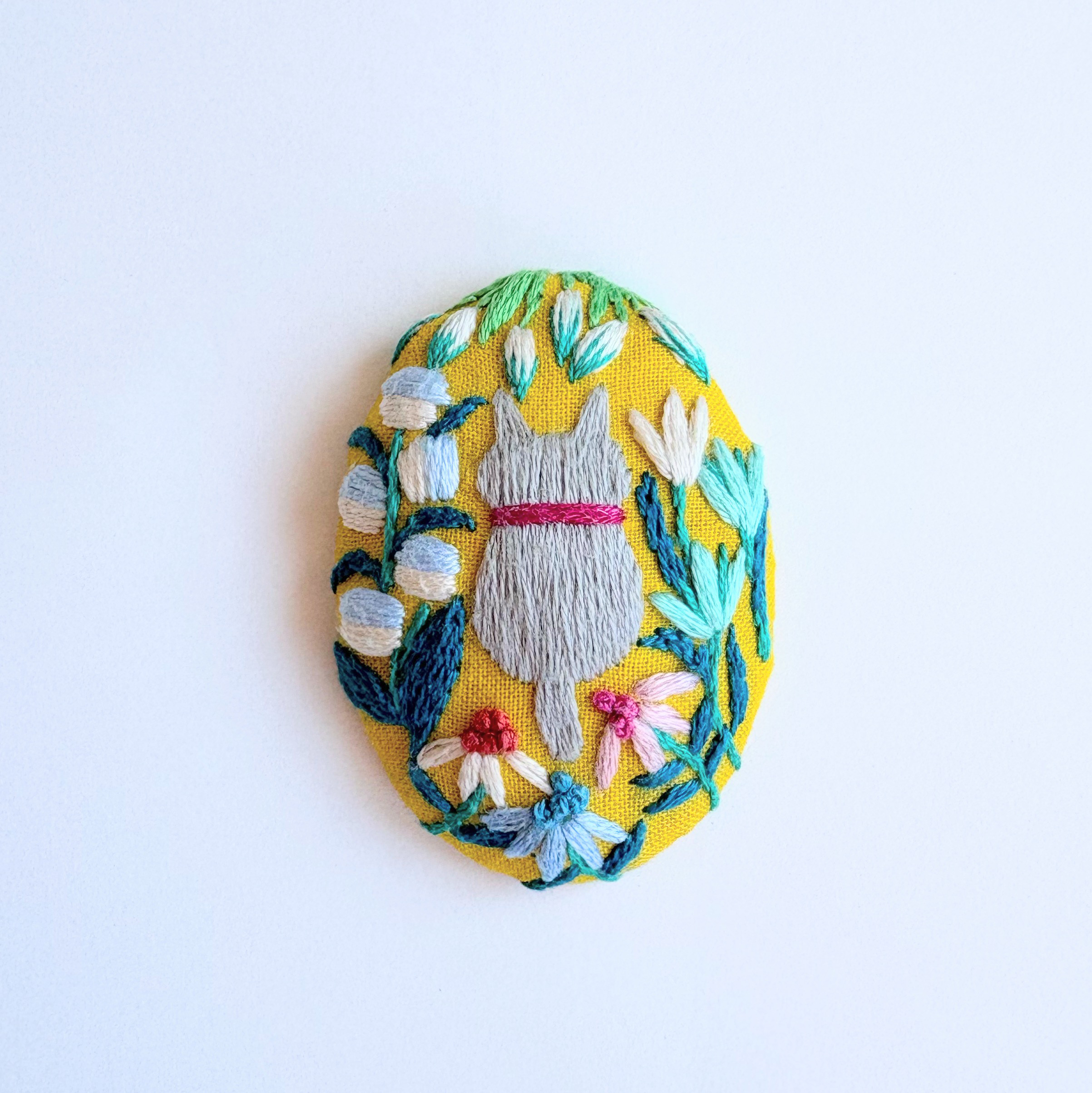 こねこと草花の刺繍ブローチ【Botanical】#434