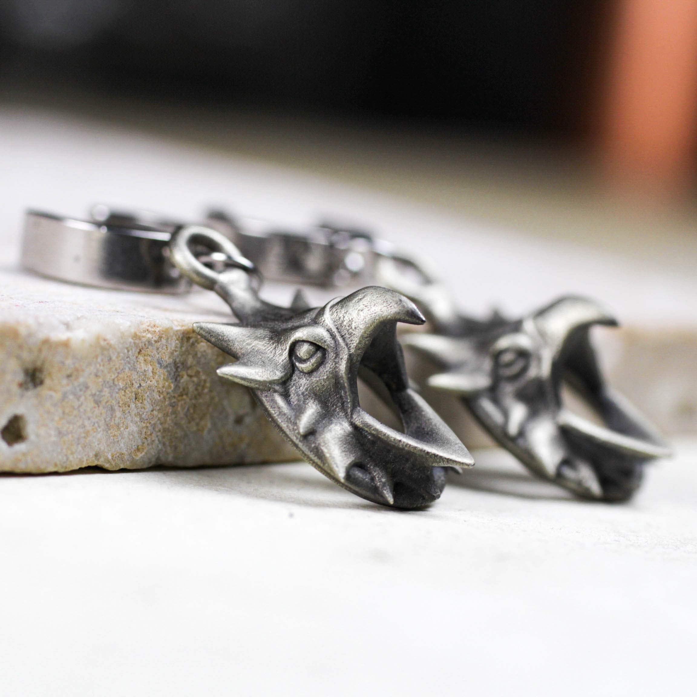 ハンドメイドゴシックレイヴンスカルイヤリング：スターリングシルバーダークバードジュエリー