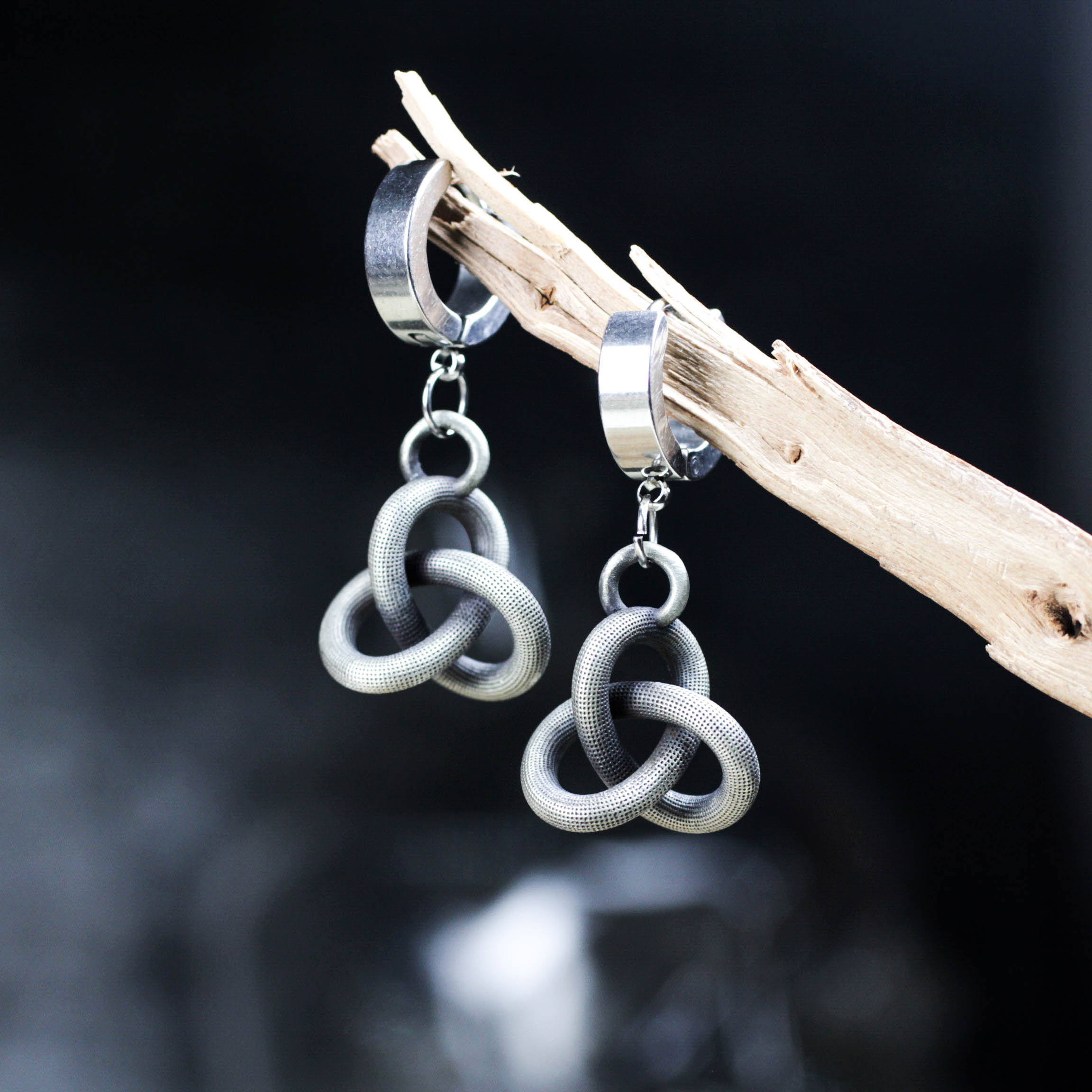 ハンドメイドのケルトノットイヤリング - ゴシック織りのサークルダングルジュエリーで、ユニークなオルタナティブスタイルを 7,742円