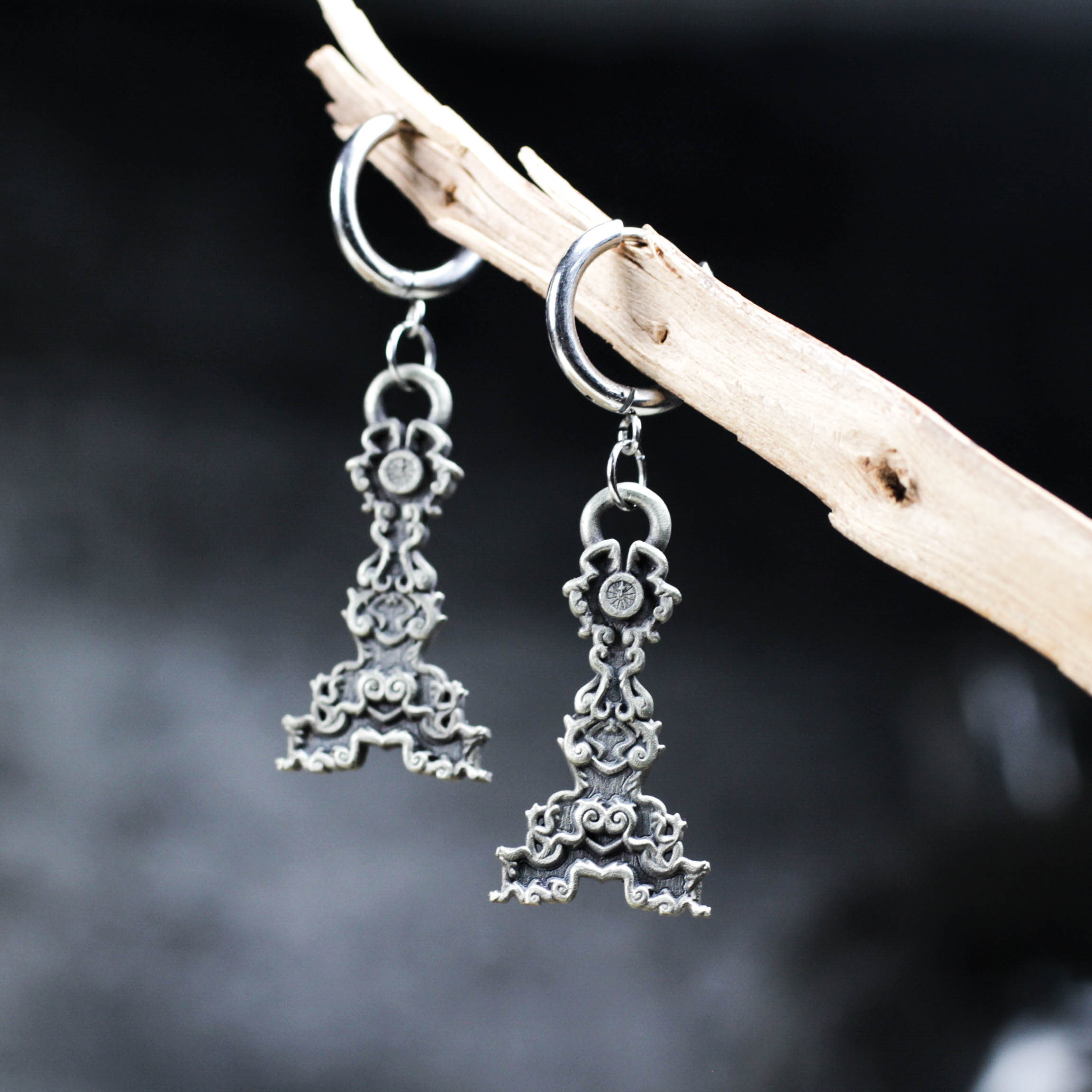 ハンドメイドのシルバーゴシックテンプルイヤリング - ユニークなオルタナティブスタイルのための精巧なヴィンテージ風ダング