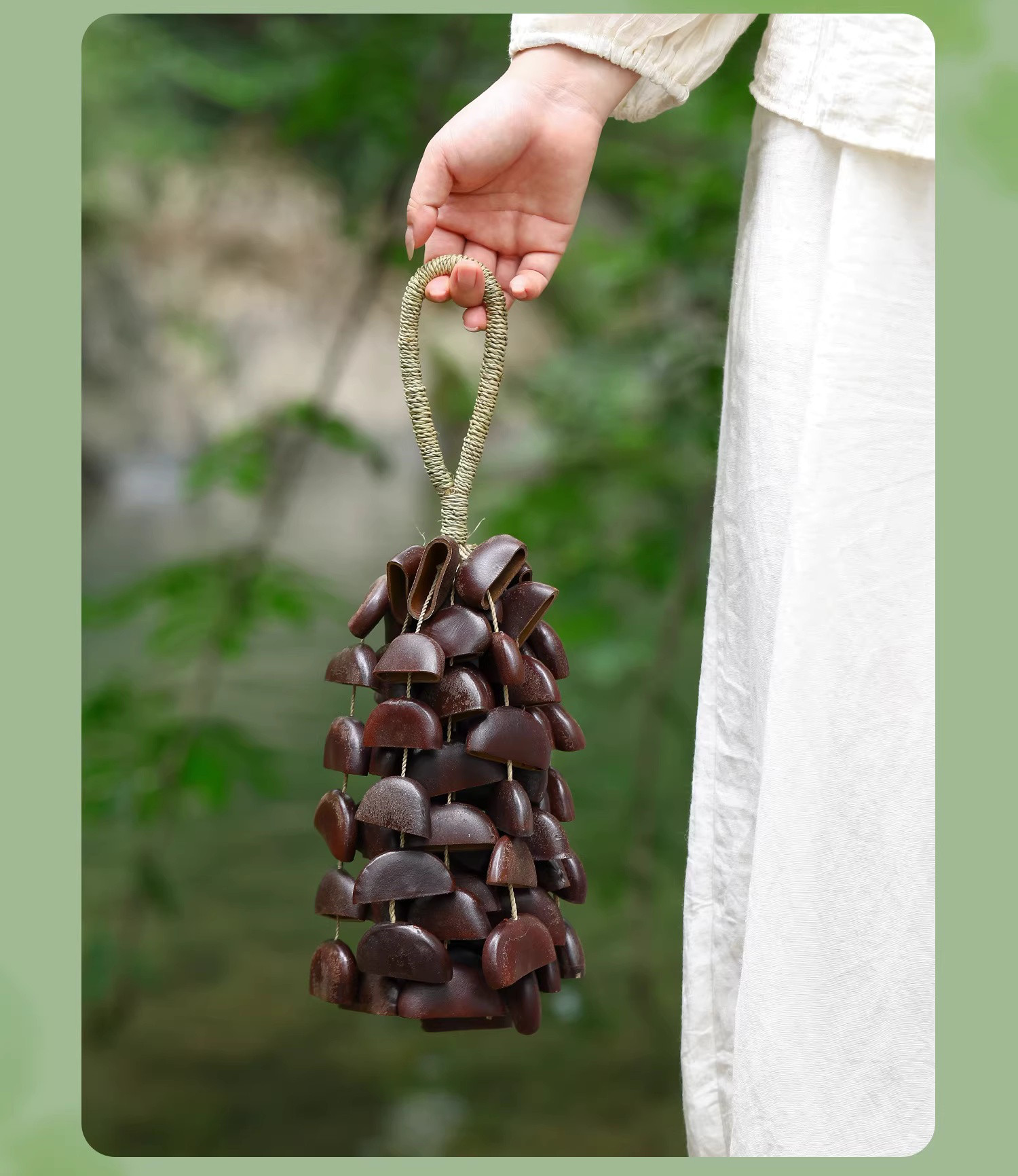 天然果殻の手揺ぎ鈴｜森の音を束ねたナチュラル風鈴チャーム｜ハンドメイド・バッグチャーム／癒しの音色ギフト 癒しインテリア