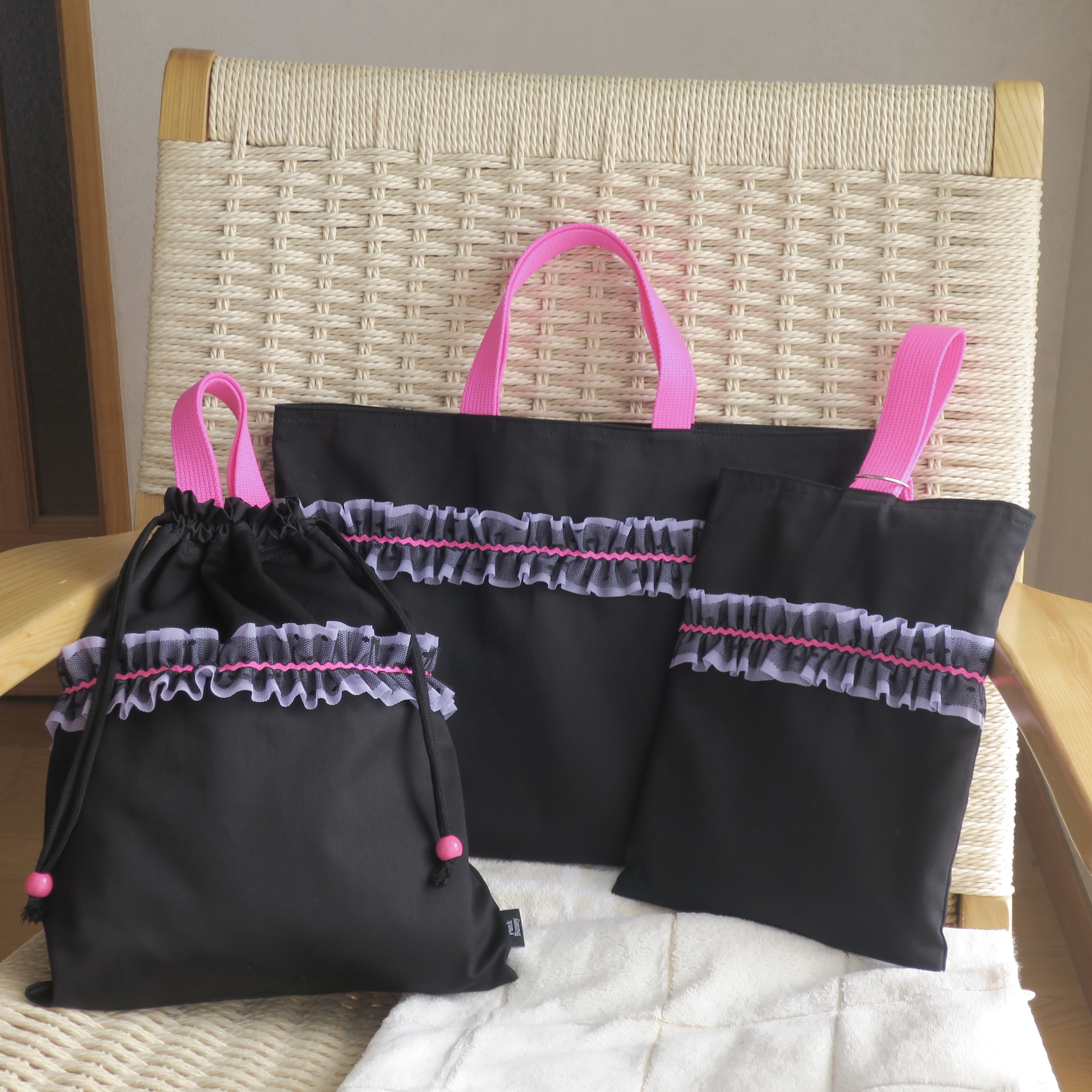 ３点セット【サイズ変更可】(レッスンバッグ・上履き入れ・お着替え袋orナップサック)紫フリル×ネオンピンク