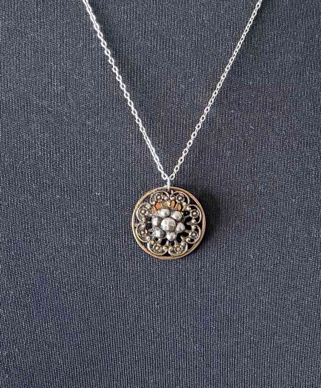 アンティークボタンネックレス／カットスチール