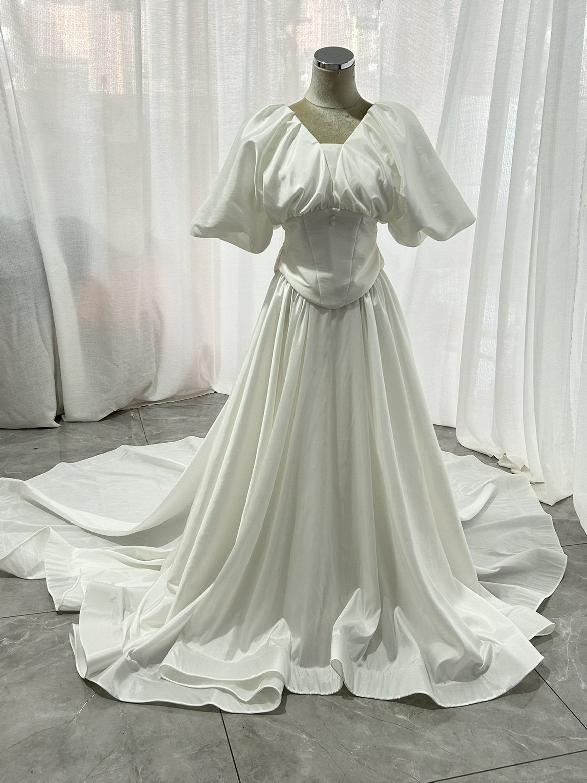 送料無料！ウェディングドレス ツーピース パフスリーブドレス シルクタフタ ファスナー ロングトレーン 2ways