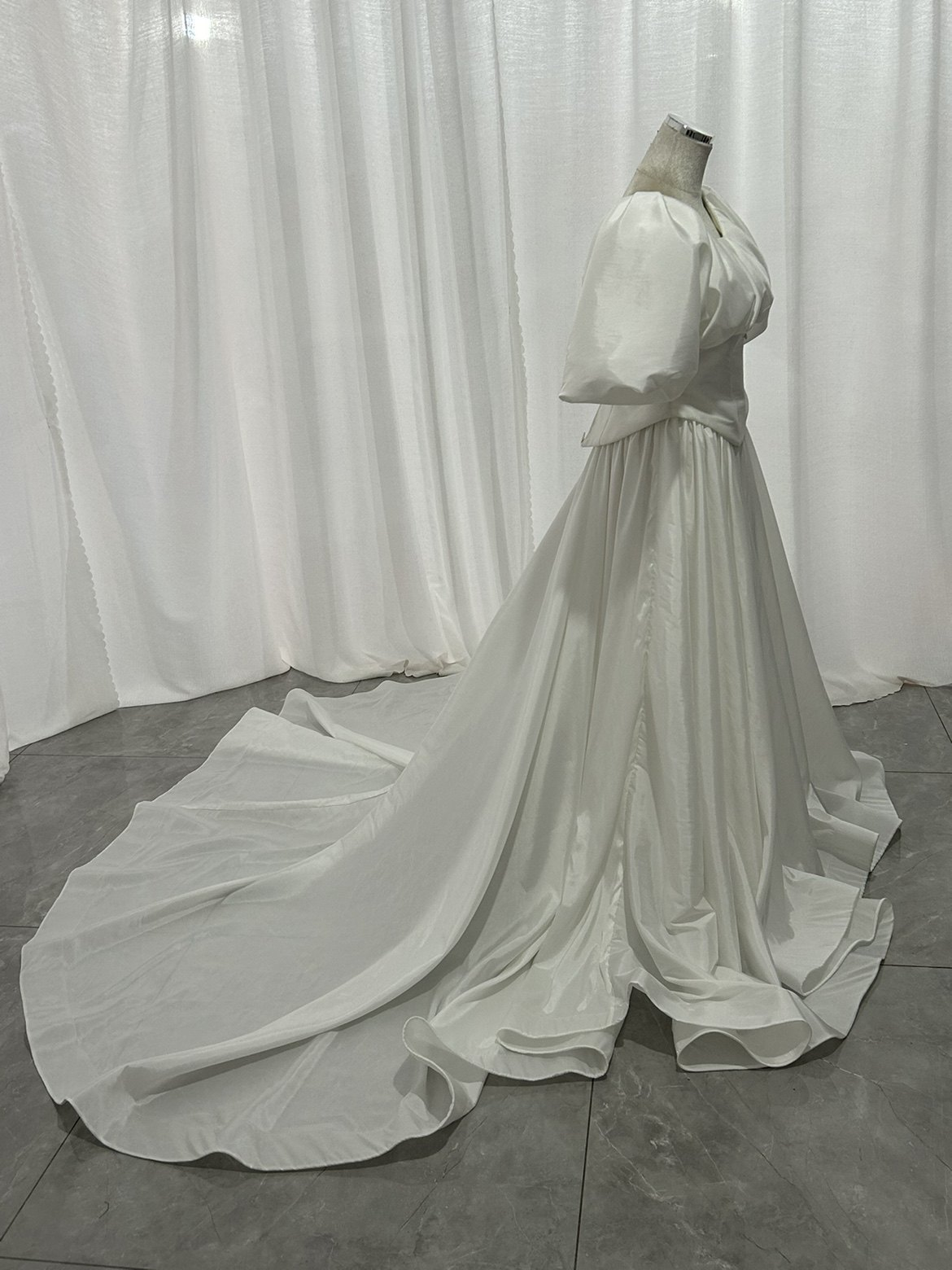 送料無料！ウェディングドレス ツーピース パフスリーブドレス シルクタフタ ファスナー ロングトレーン 2ways