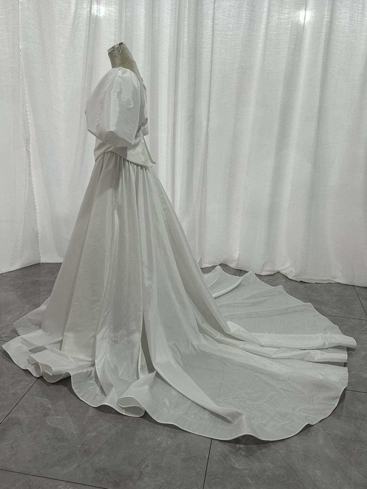 送料無料！ウェディングドレス ツーピース パフスリーブドレス シルクタフタ ファスナー ロングトレーン 2ways