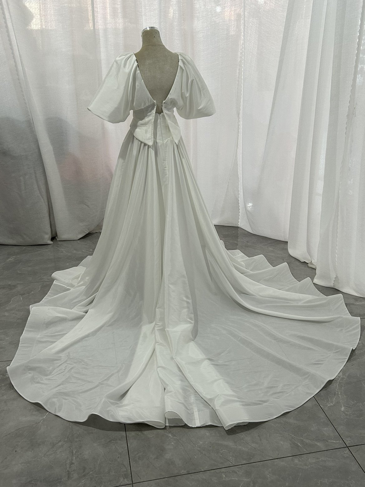 送料無料！ウェディングドレス ツーピース パフスリーブドレス シルクタフタ ファスナー ロングトレーン 2ways