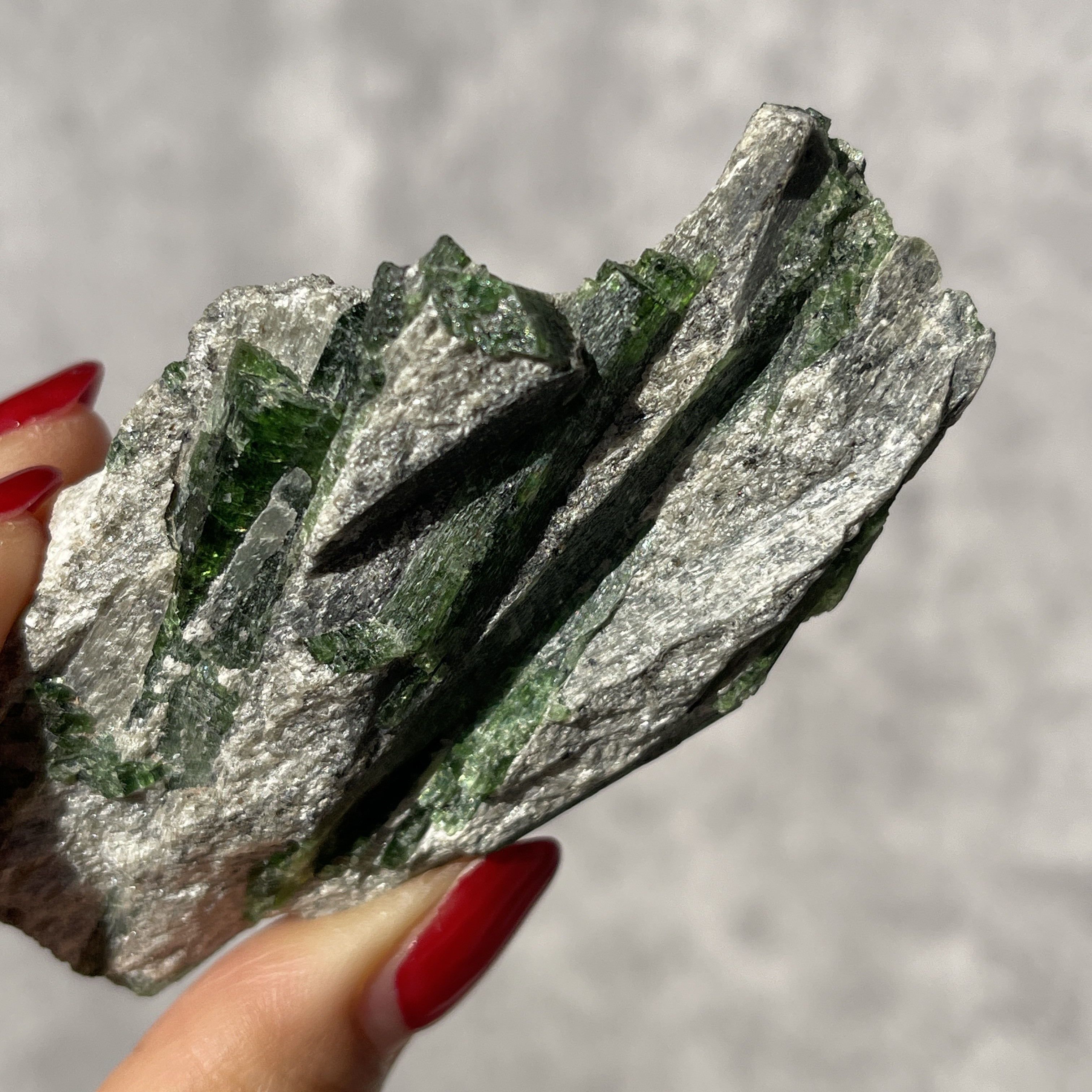 マダガスカル産 アクチノライト原石｜透明感のあるグリーンと虹の輝き｜一点もの鉱物標本