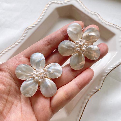 シェルと淡水パールのフラワーブローチ ブローチ Chourina 通販