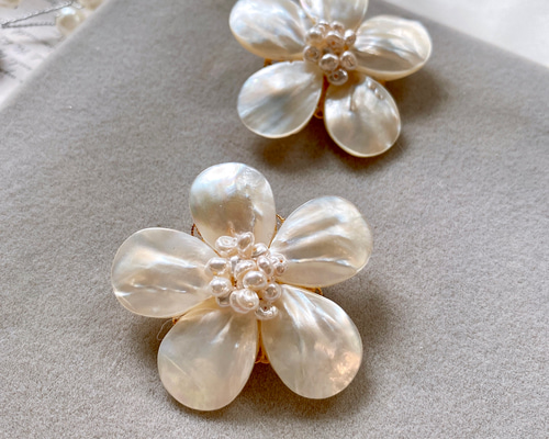 シェルと淡水パールのフラワーブローチ ブローチ Chourina 通販