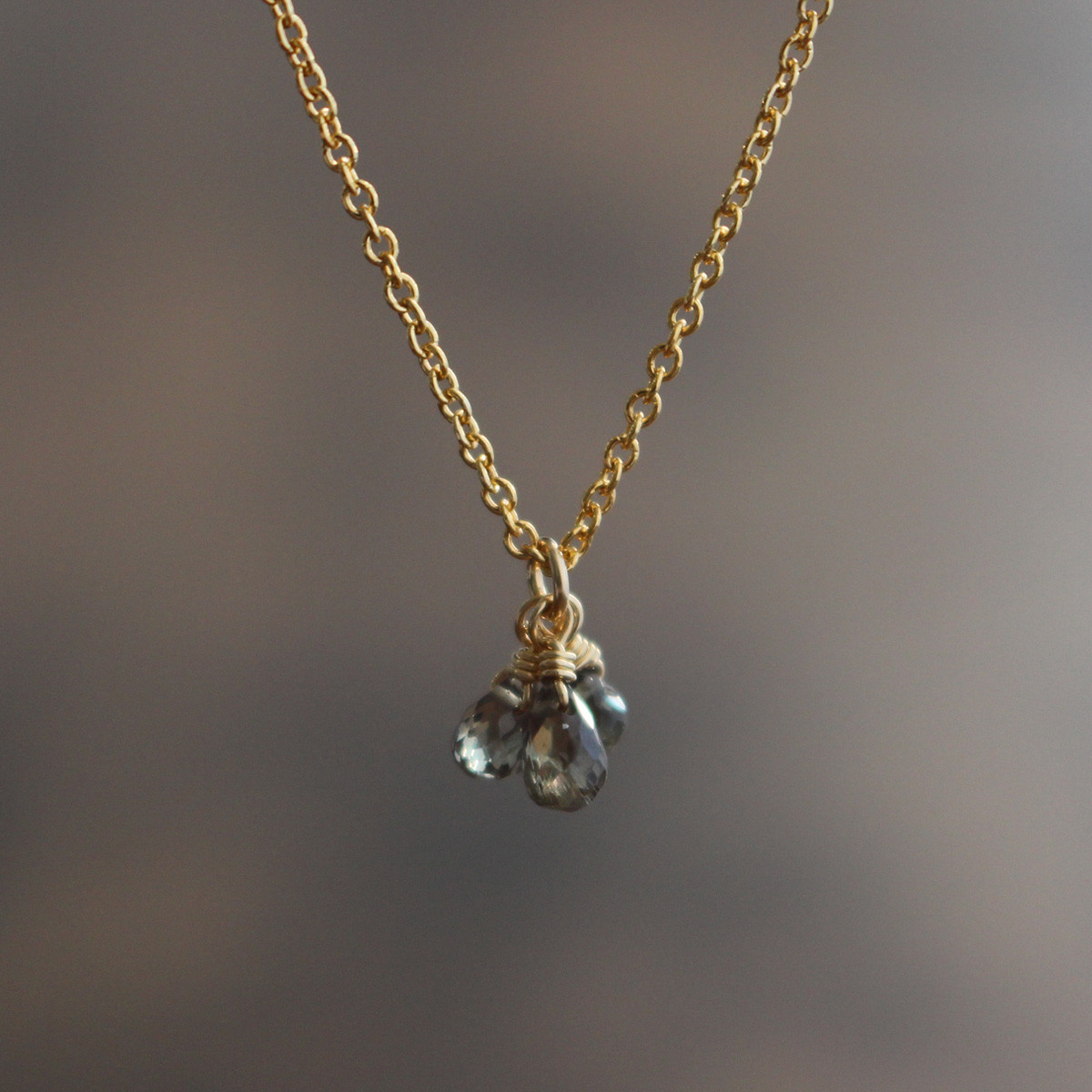 ✨光の加減で色が変わる✨ 1月誕生石・カラーチェンジガーネット＜ドロップ・ミニ＞のネックレス（K14GF）