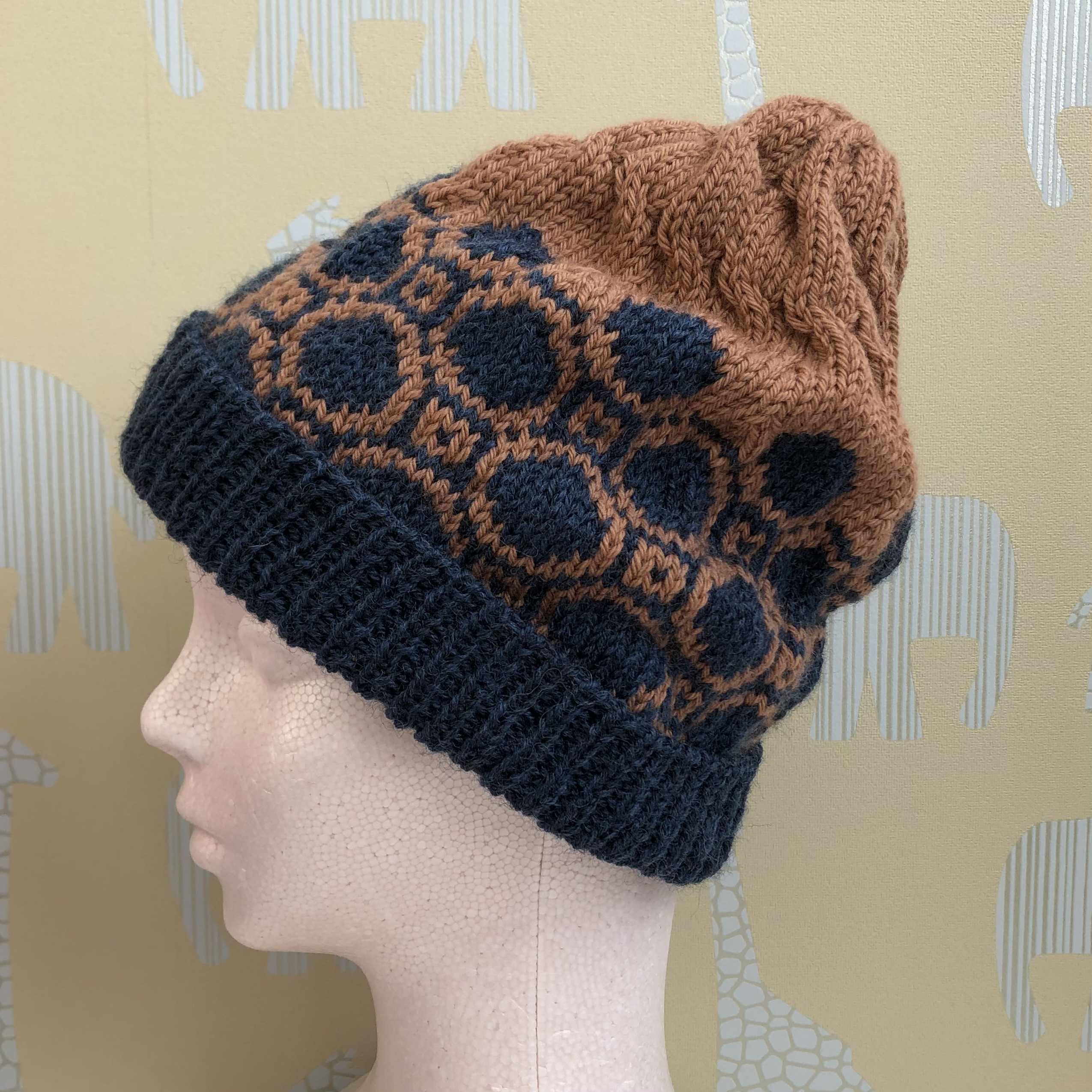手編みニット帽【バイカラーの編み込み帽／柿渋色＆藍色】C184＊メリノ