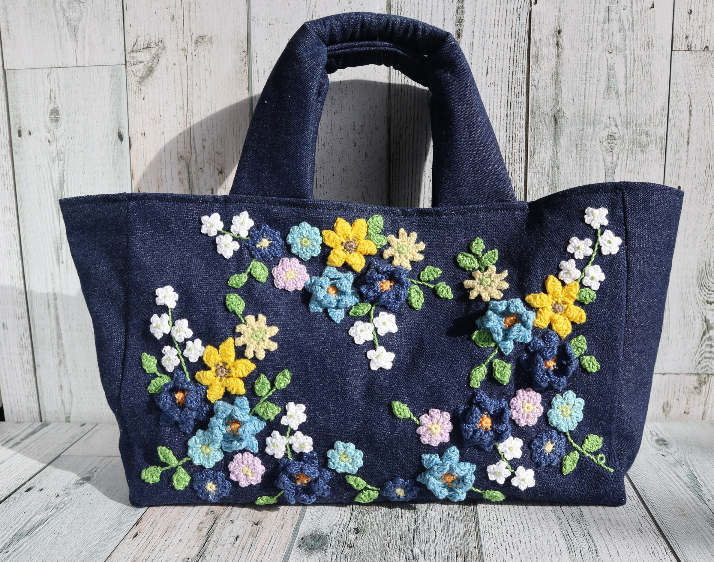 花モチーフ編みのトートバッグ（デニム）