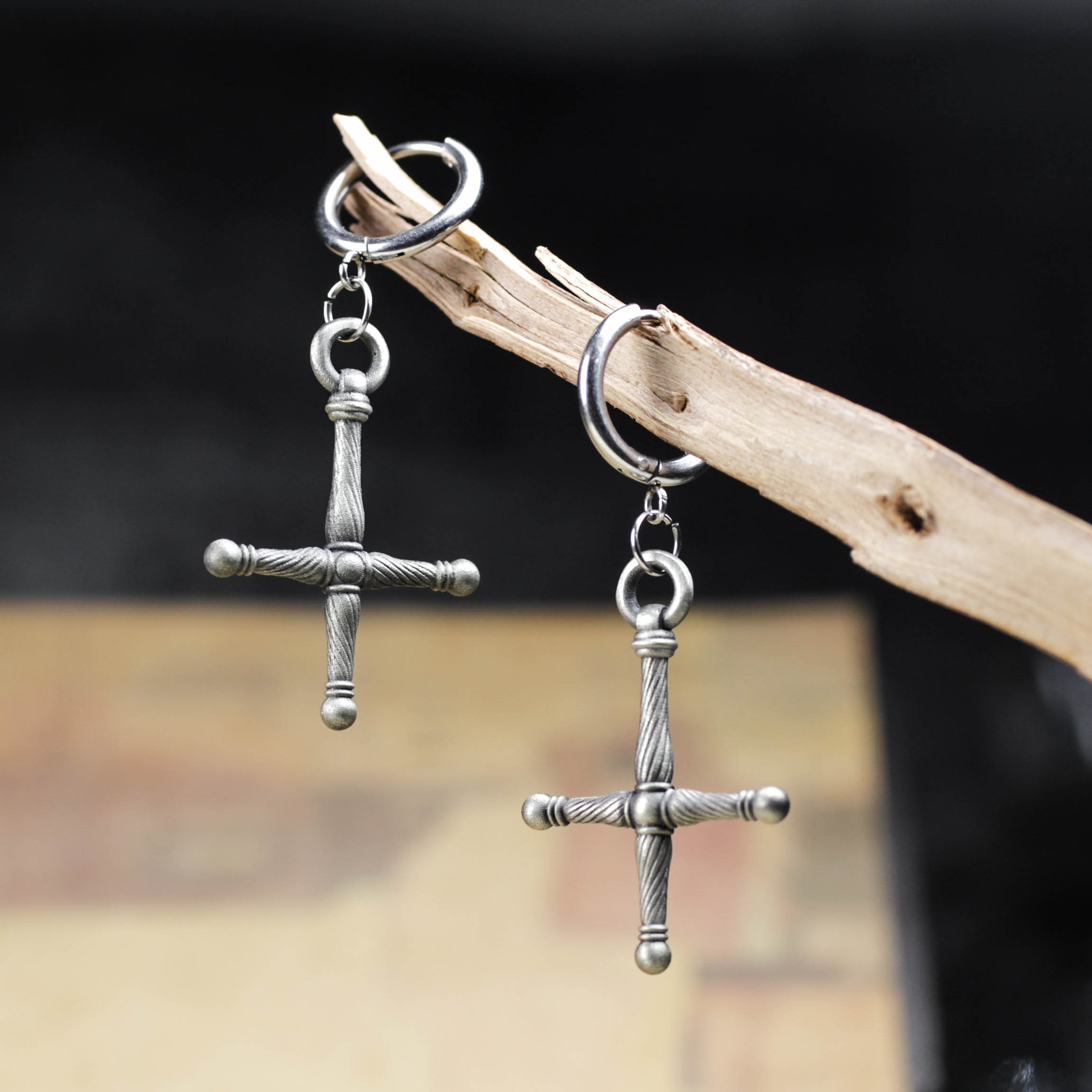 925シルバーのツイストクロスダングルイヤリング：ゴシックテクスチャージュエリー
