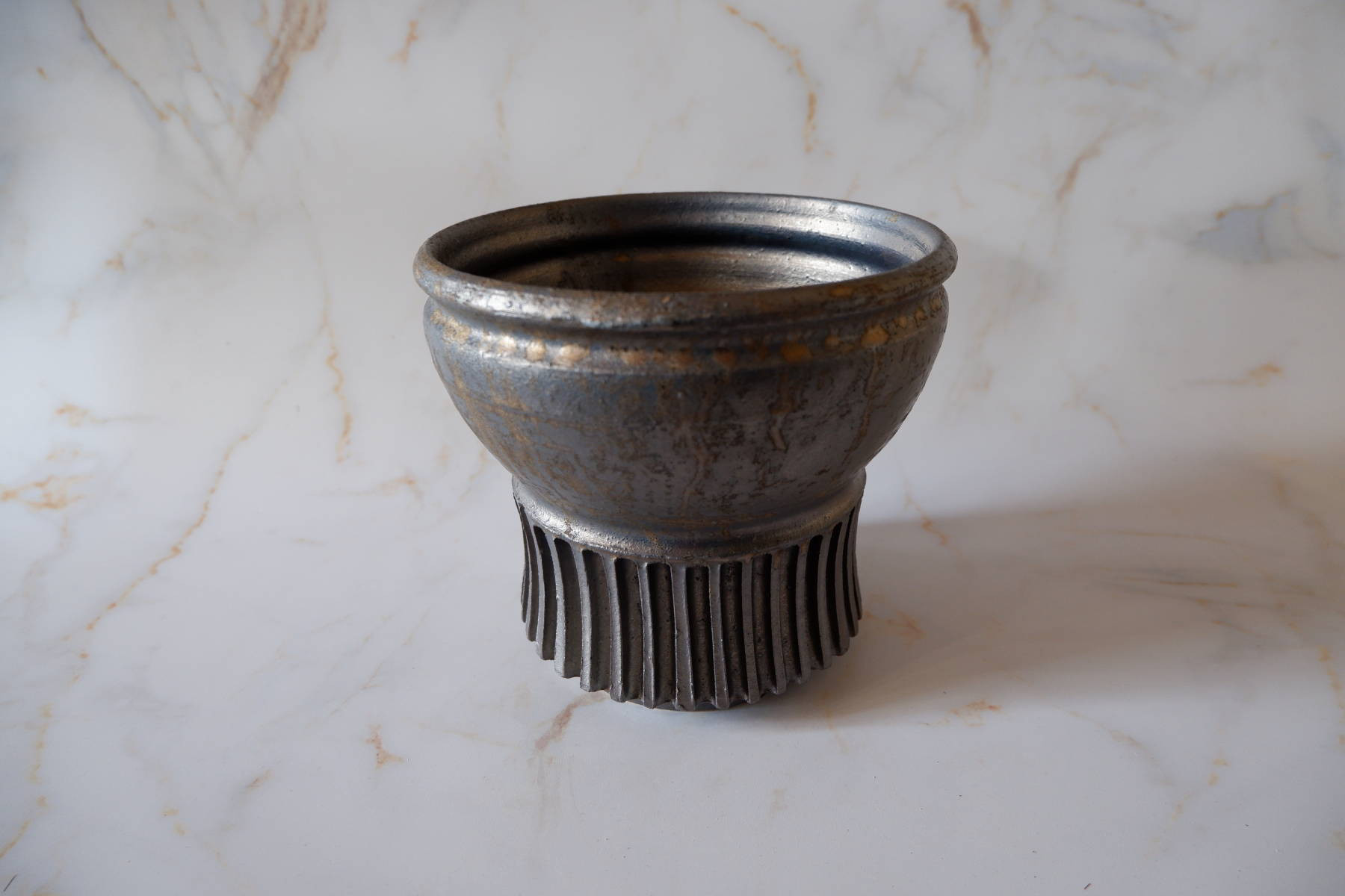 6号燻し金彩鎬鉢387　塊根植物　多肉植物　アガベ　盆栽　植木鉢　作家鉢　鉢台　沖縄