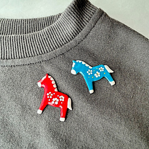 2026年の干支 丙午 可愛い北欧風 赤い馬のブローチ ブローチ まめふく