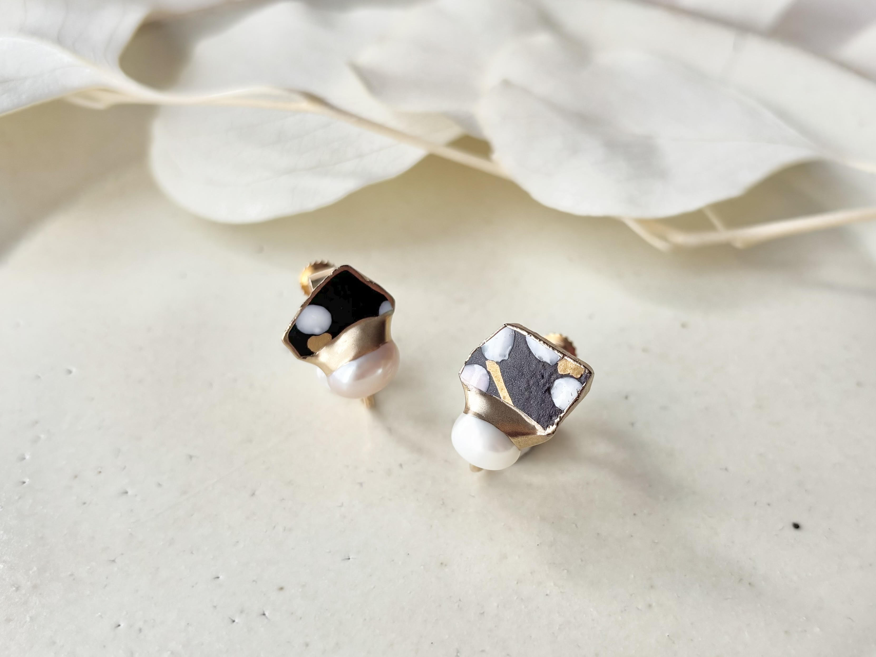 京焼 　金継ぎ　ネジバネ式イヤリング　手書き　絵付け　花柄　黒　淡水パール　天然石　伝統工芸　＃422