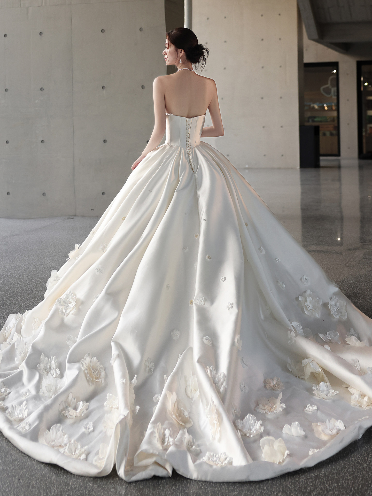 綺麗 白 オフショルダー 花 ウェディングドレス 裾引き 結婚式 花嫁 パーティー 前撮り 披露宴 A7271