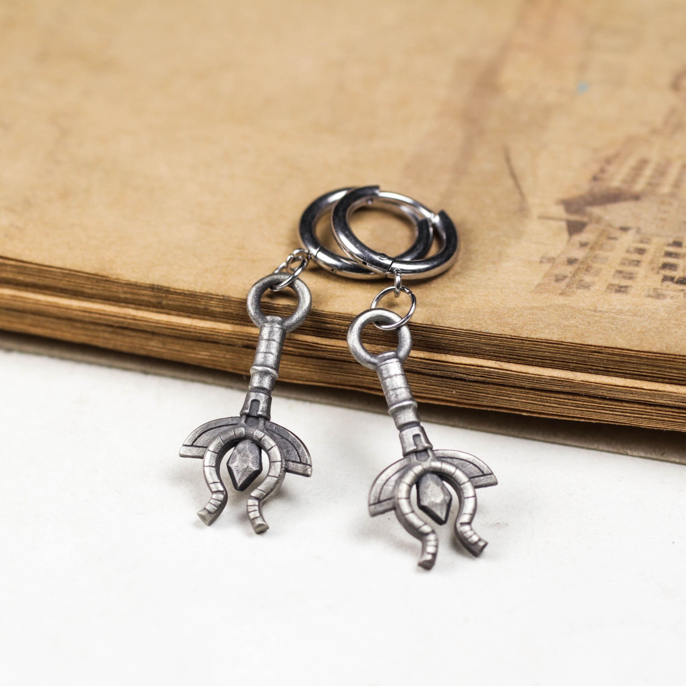 シルバーゴシックメカニカルクローイヤリング - 925シルバーハンドメイドダークファンタジージュエリー、オルタナティブス