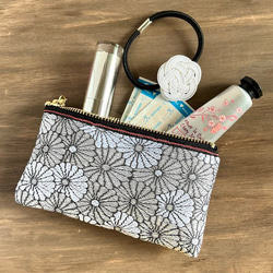 10cmファスナー：お花の手刺繍キルティングポーチ ポーチ nuf 通販