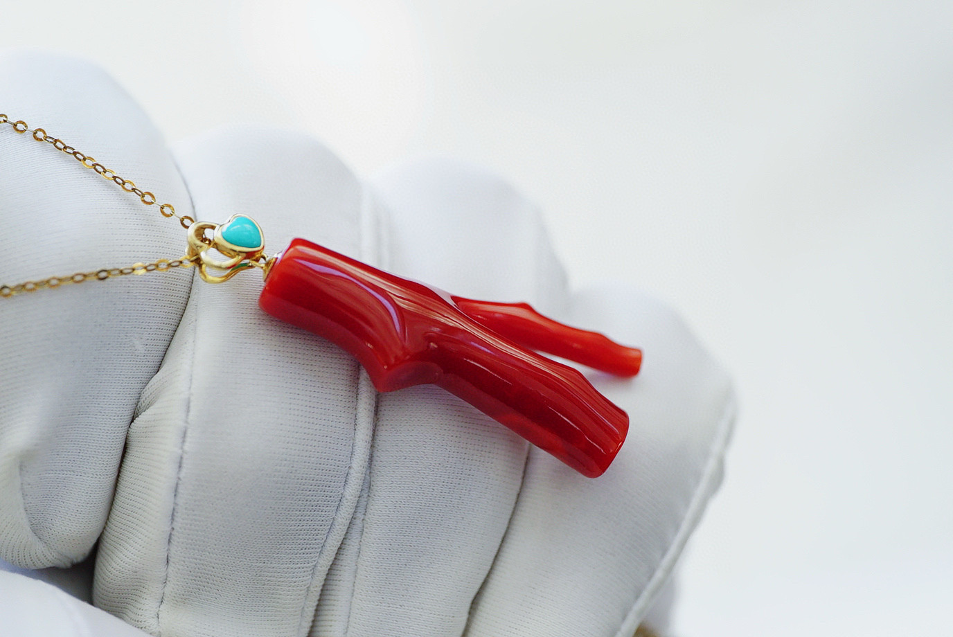 「個性」 K18イエローゴールド　天然血赤サンゴ 珊瑚 天然ターコイズ　情熱　3月誕生石   ペンダントのみ