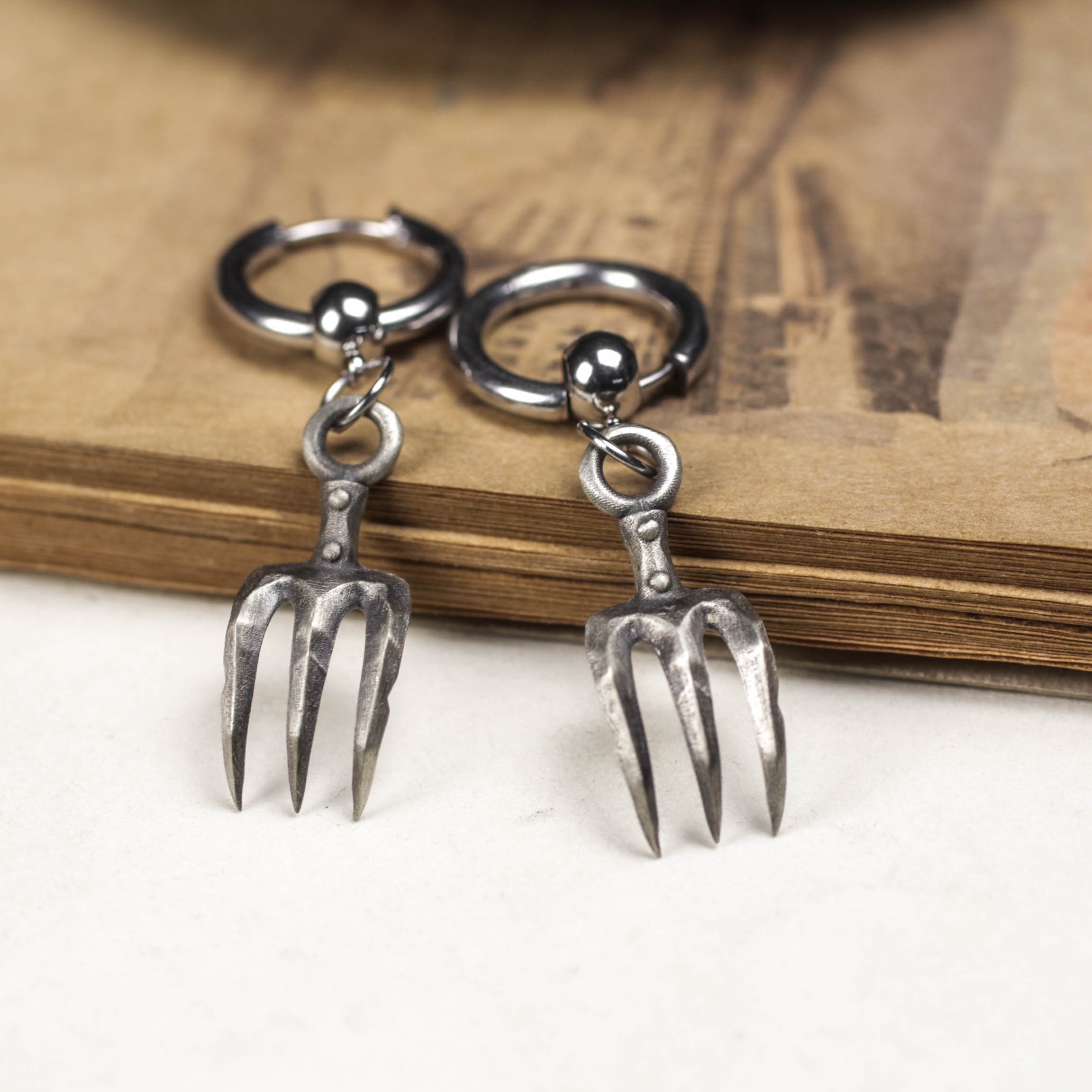 ピッチフォークイヤリング - 925シルバーゴシック農具デザインドロップイヤリング、素朴なディテール
